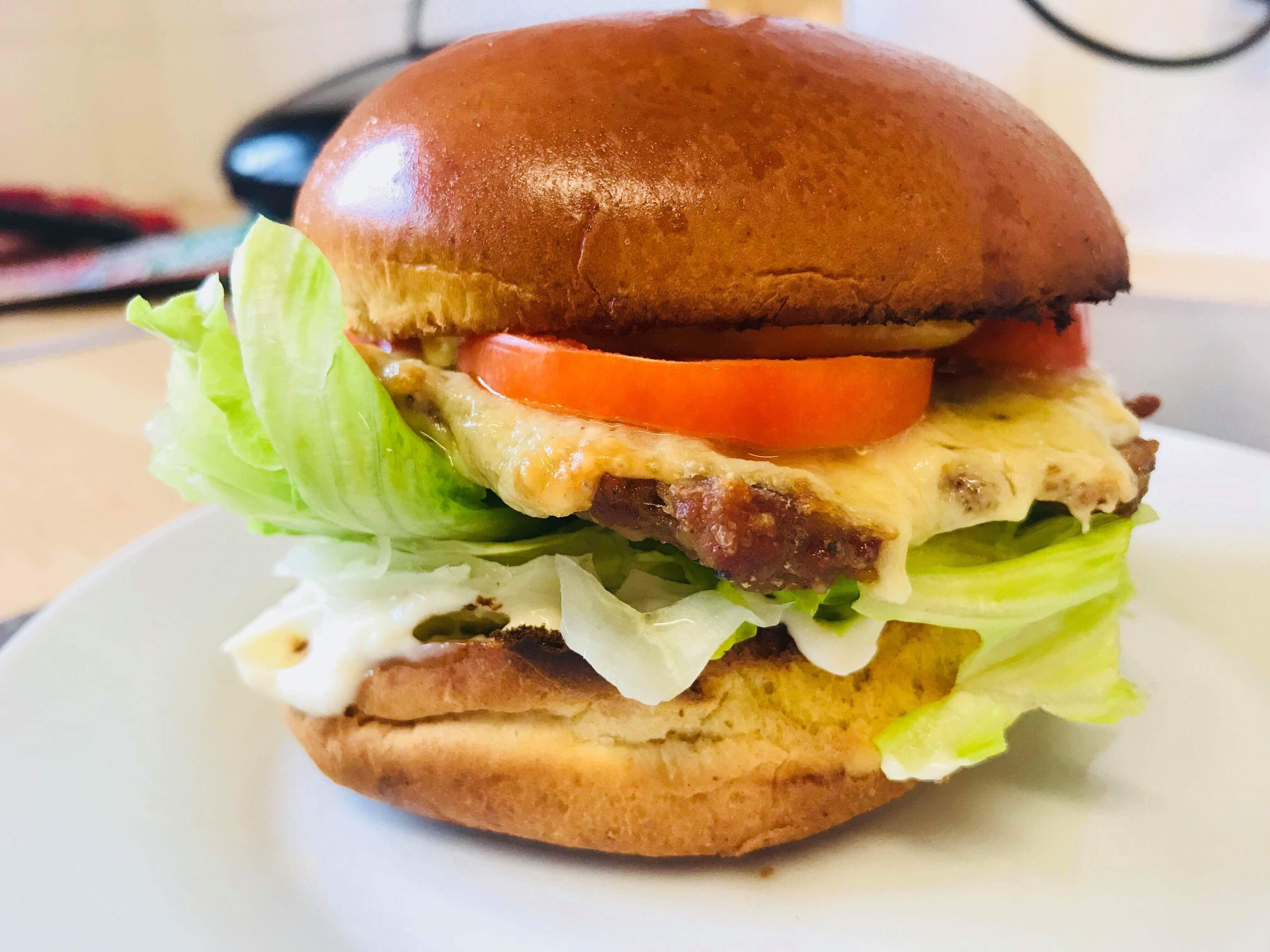 [Homemade] Cheeseburger with brioche bun and kebab meat. r/food