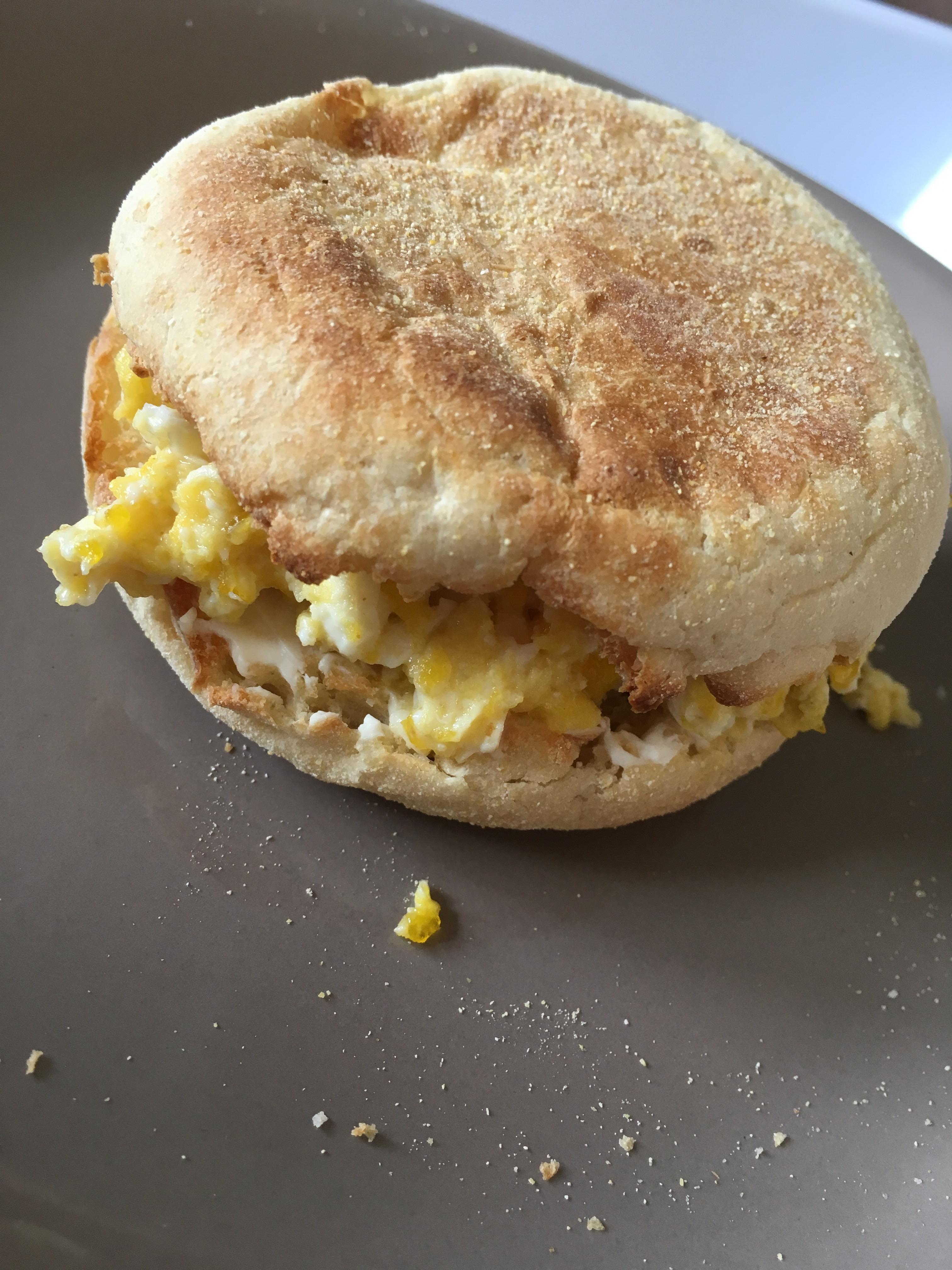 My 250 kcal treat ! 1 egg + 1tbsp of Philadelphia + 1 english muffin