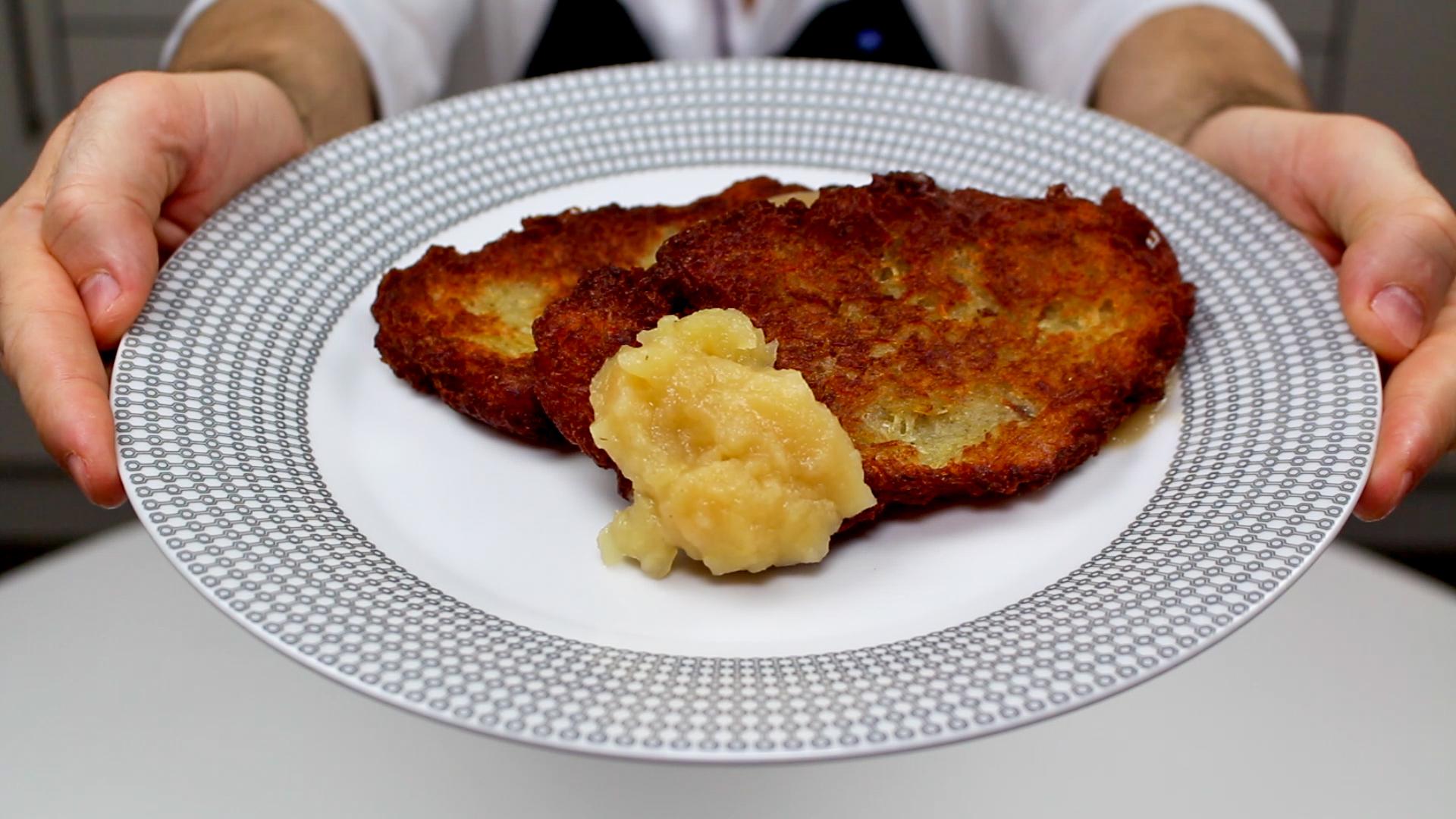 [Vegetarian] German Potato Pancakes w/ Apple Sauce [Reibekuchen] r