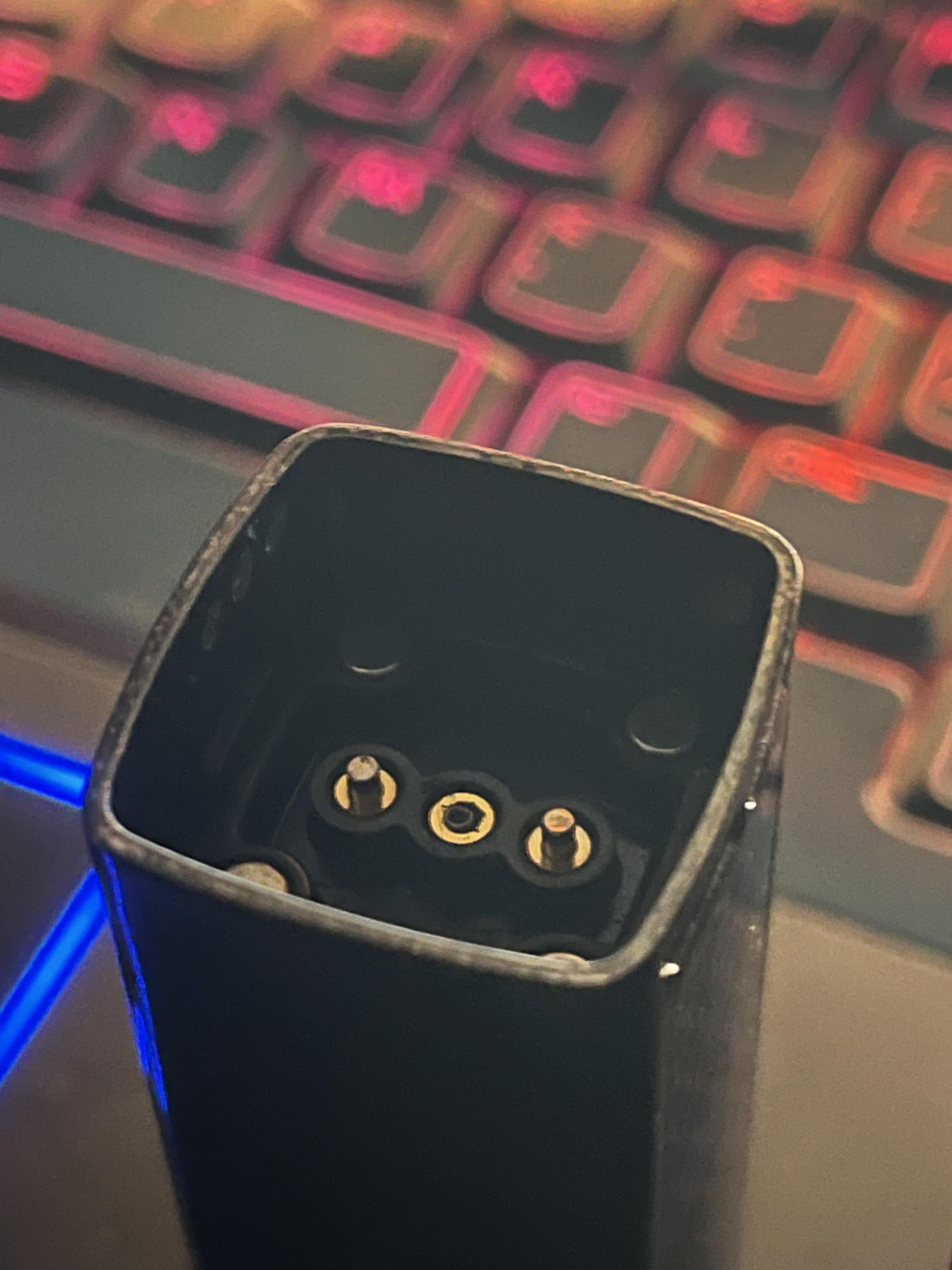 The middle metal pod connector fell out of this Voopoo Vinci. It won’t