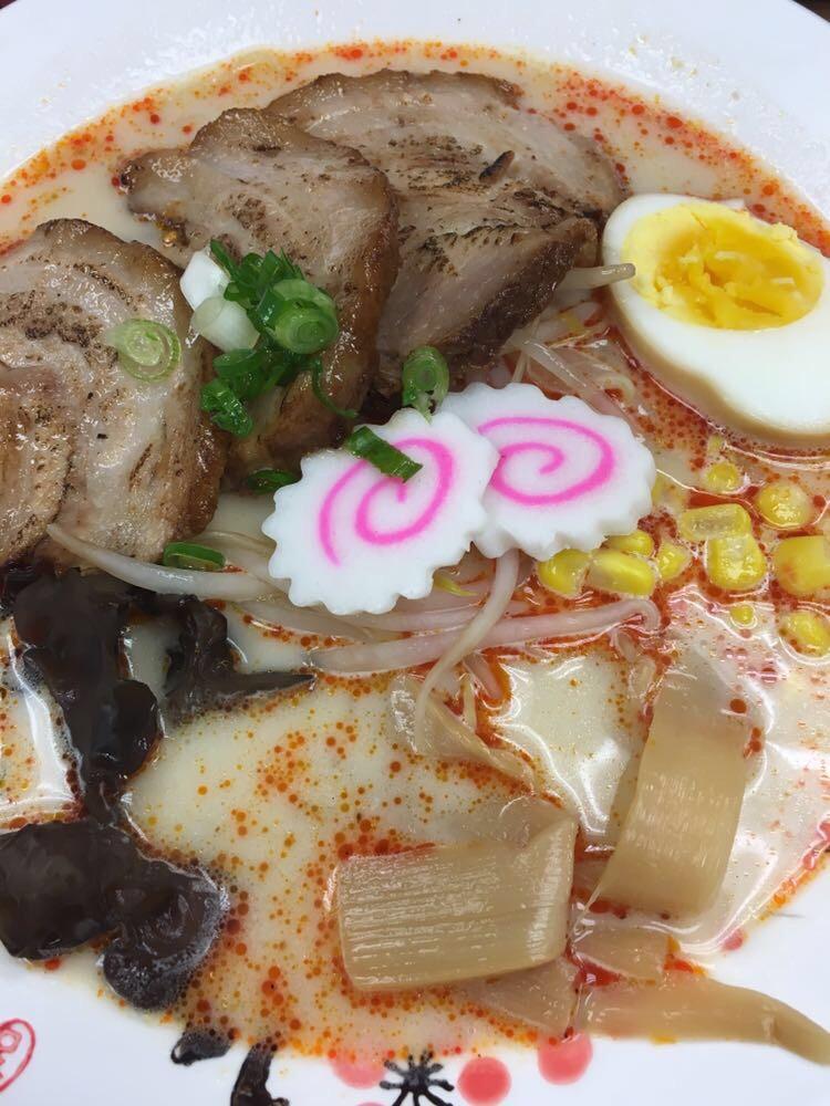 [OC] Tonkotsu Ramen with Chashu, half boiled egg, bamboo shoots, fish cake, bean sprouts, corns