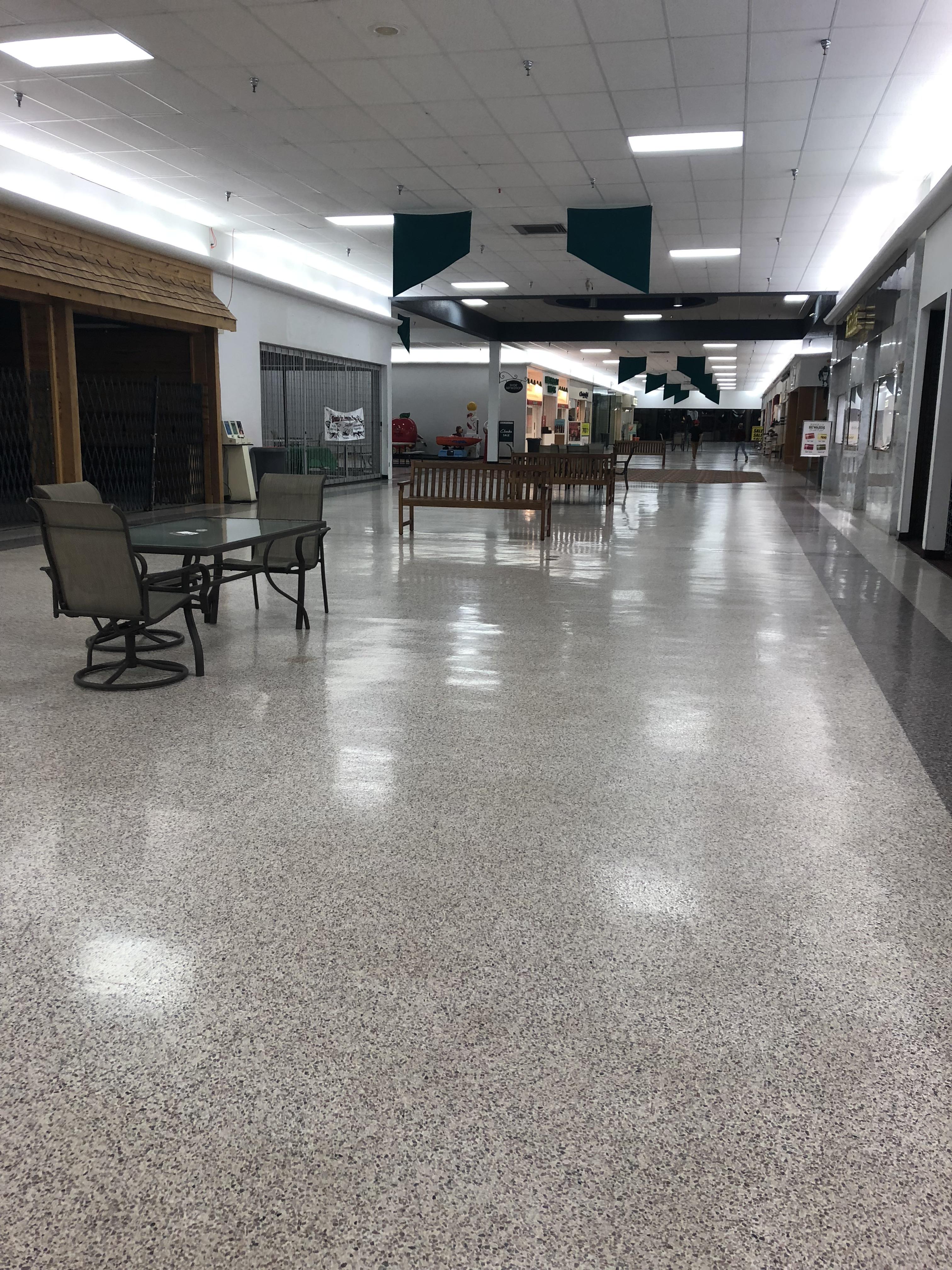 Northridge Plaza (Pierre,SD) r/deadmalls