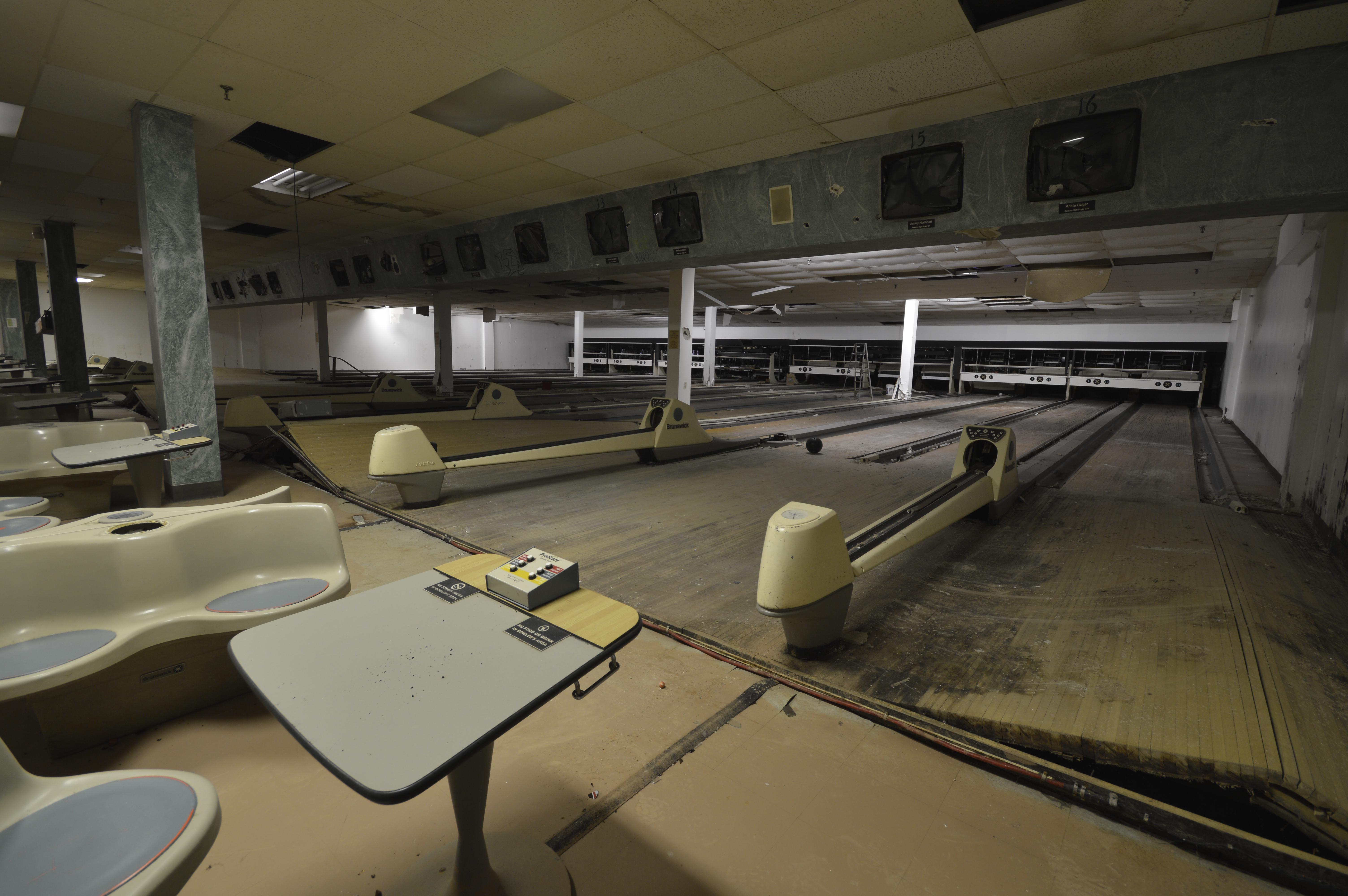 Abandoned Bowling Alley, Ontario Canada Power Still On (OC) 1200x800