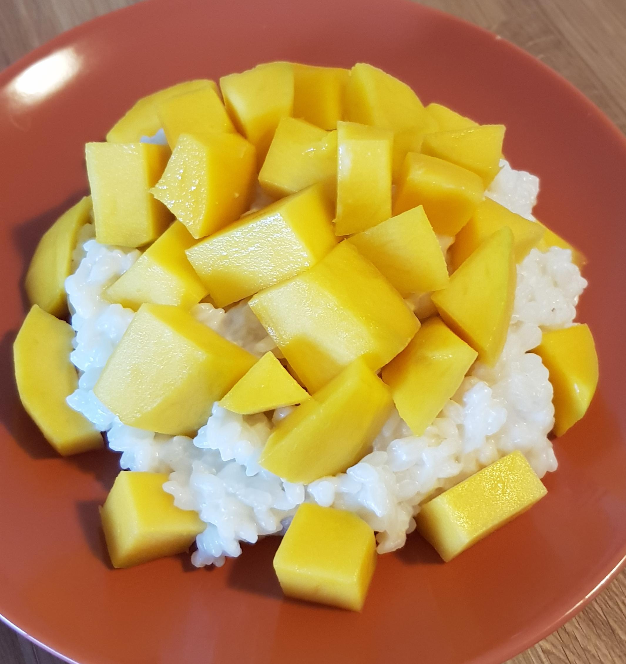 Homemade mango sticky rice, made with (condensed) coconut milk r/FoodPorn