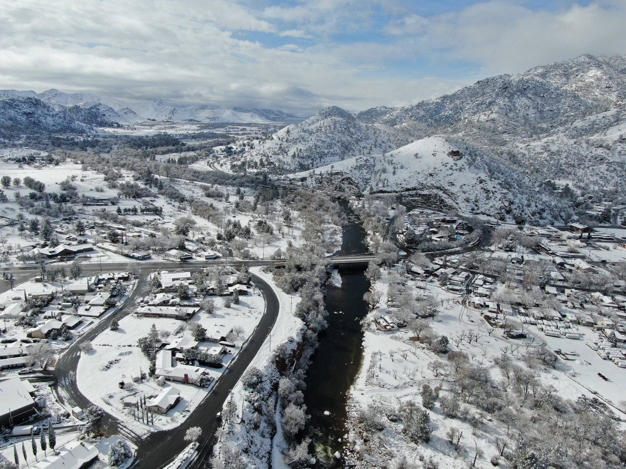 Kernville blanketed in snow r/Bakersfield
