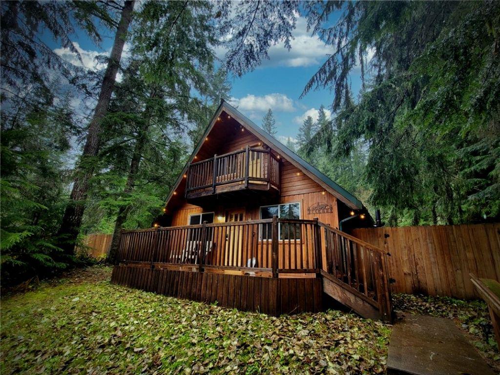 Cozy cabin with builtin hot tub and custom kitchen in Ashford