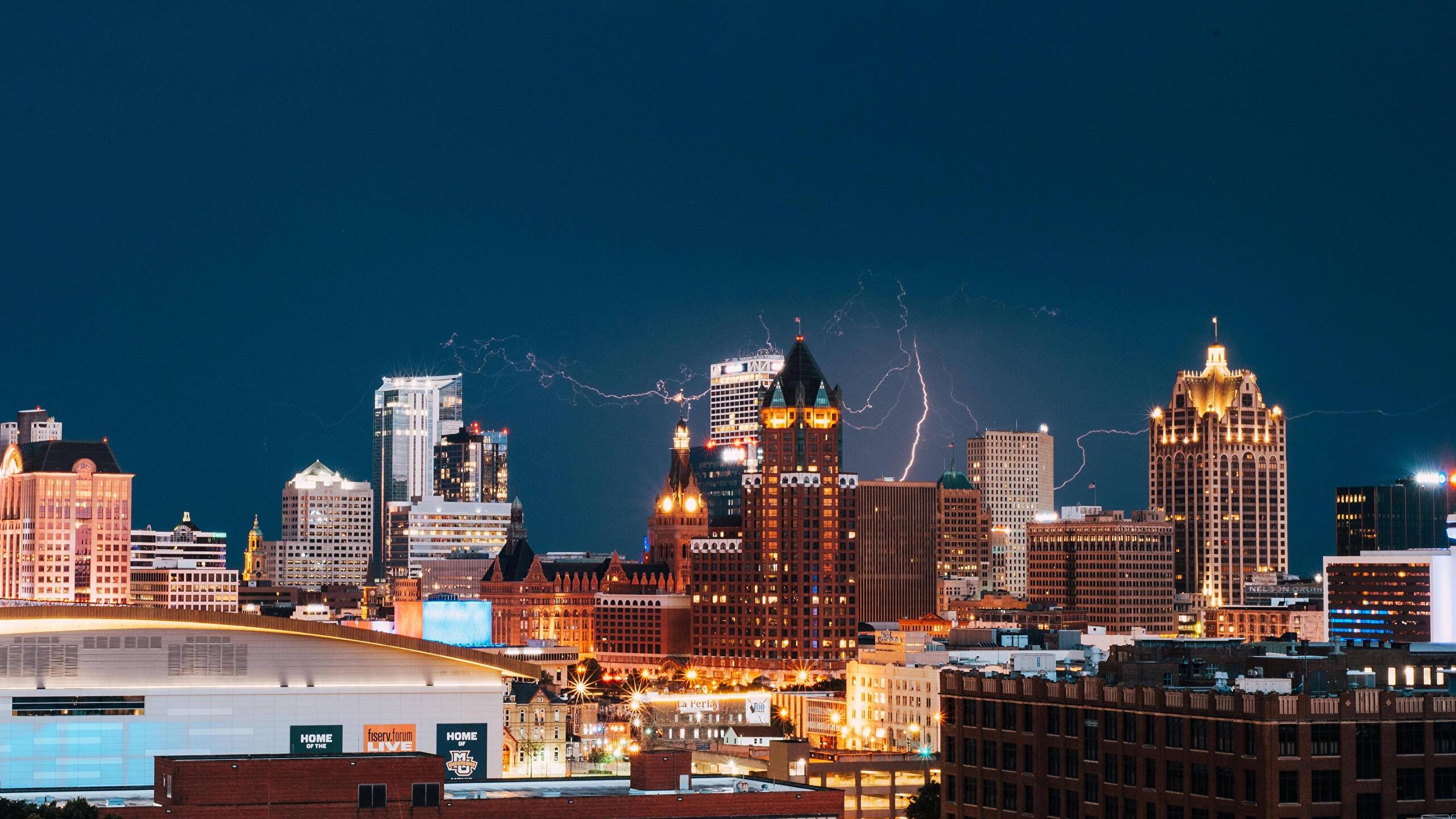 Lightning over Milwaukee, Wisconsin [2560 x 1440] r/wallpaper