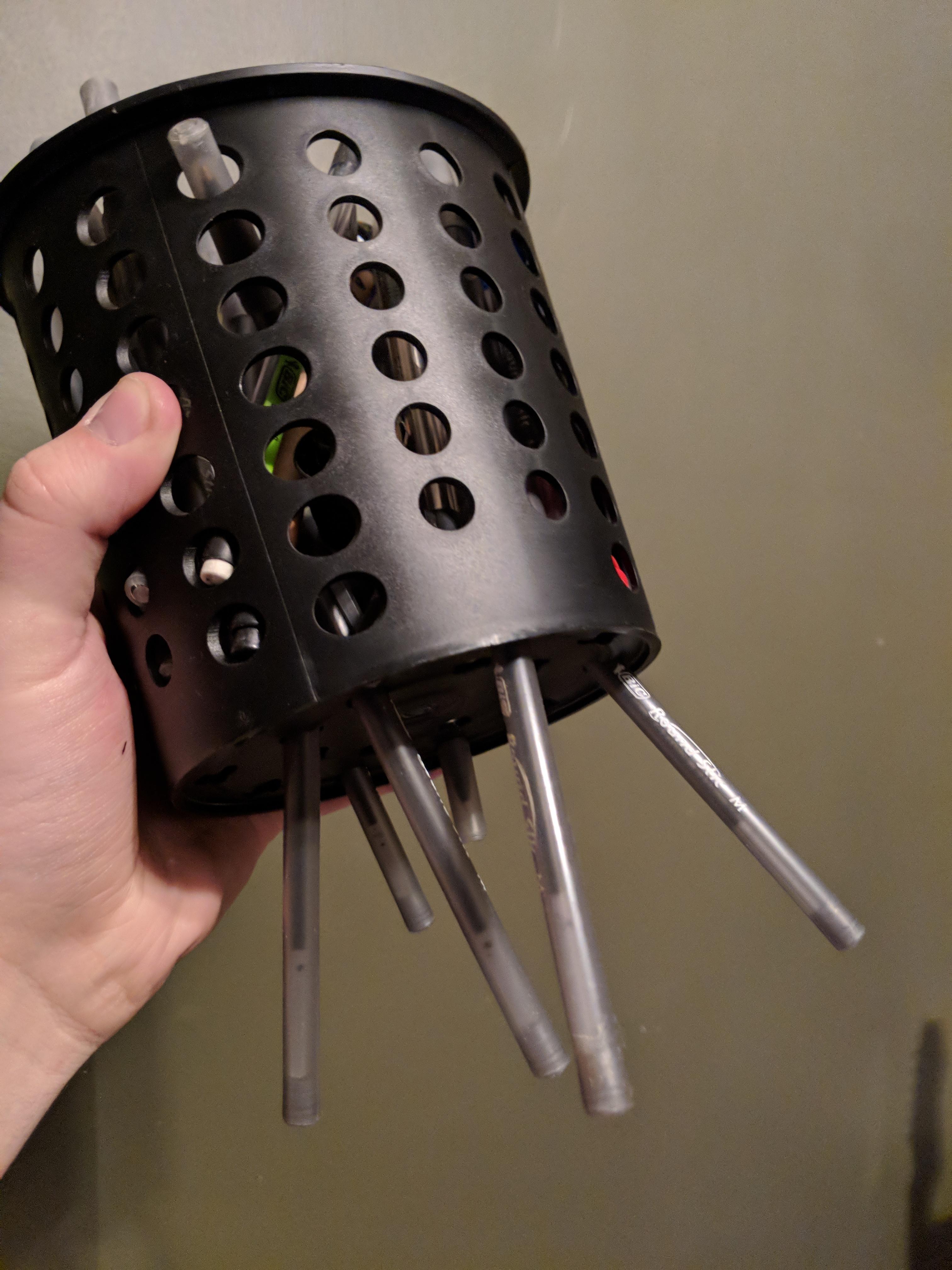 Office supply holder that does this when you pick it up r/CrappyDesign