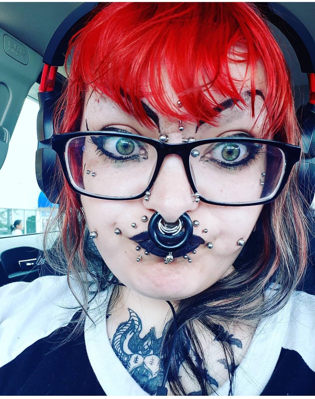 If you zoom in, she’s got a 5’o’clock eyebrow shadow. r/awfuleyebrows