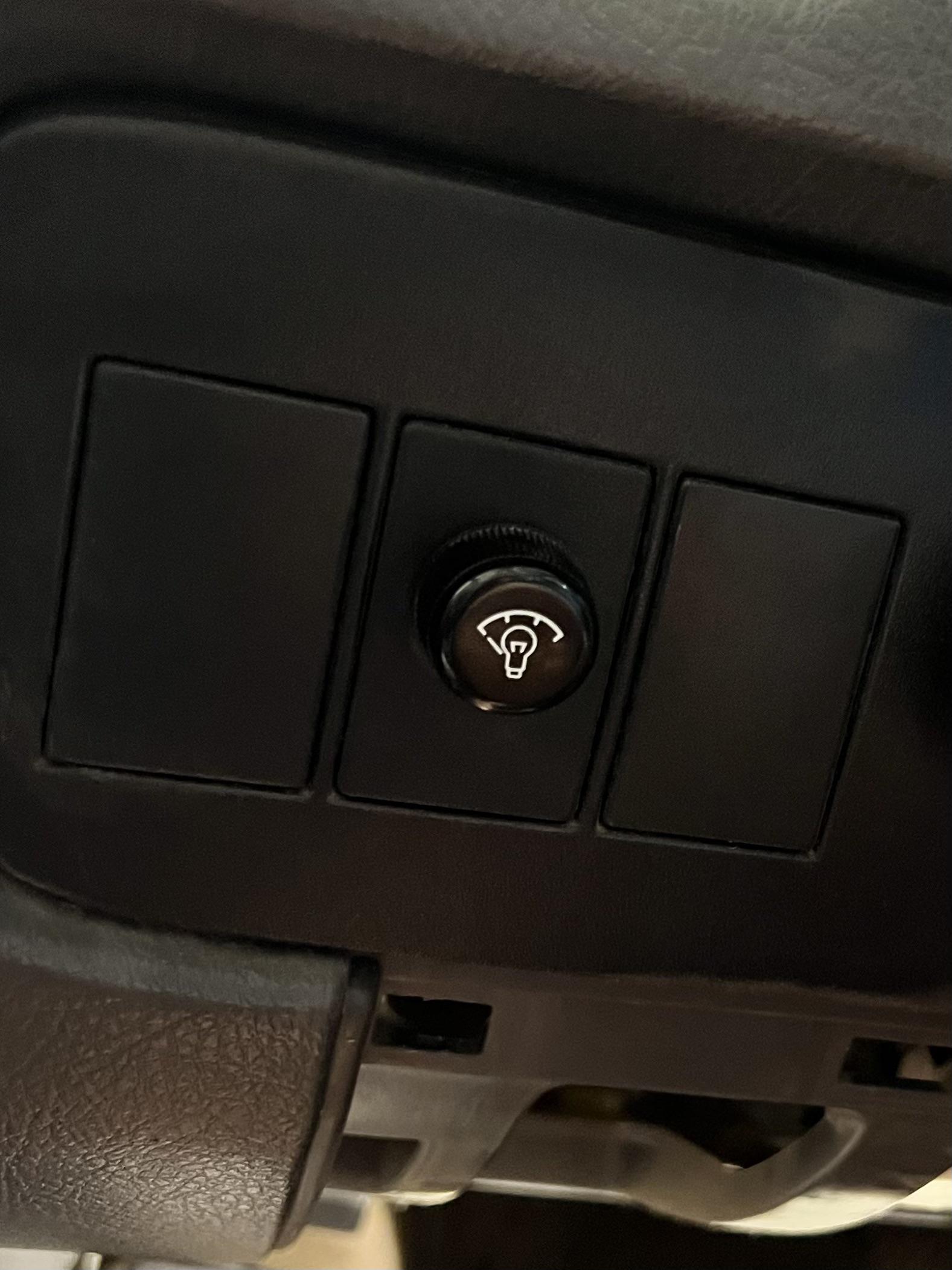 Dose anyone know what the other spaces are on the dash (geo metro LSI