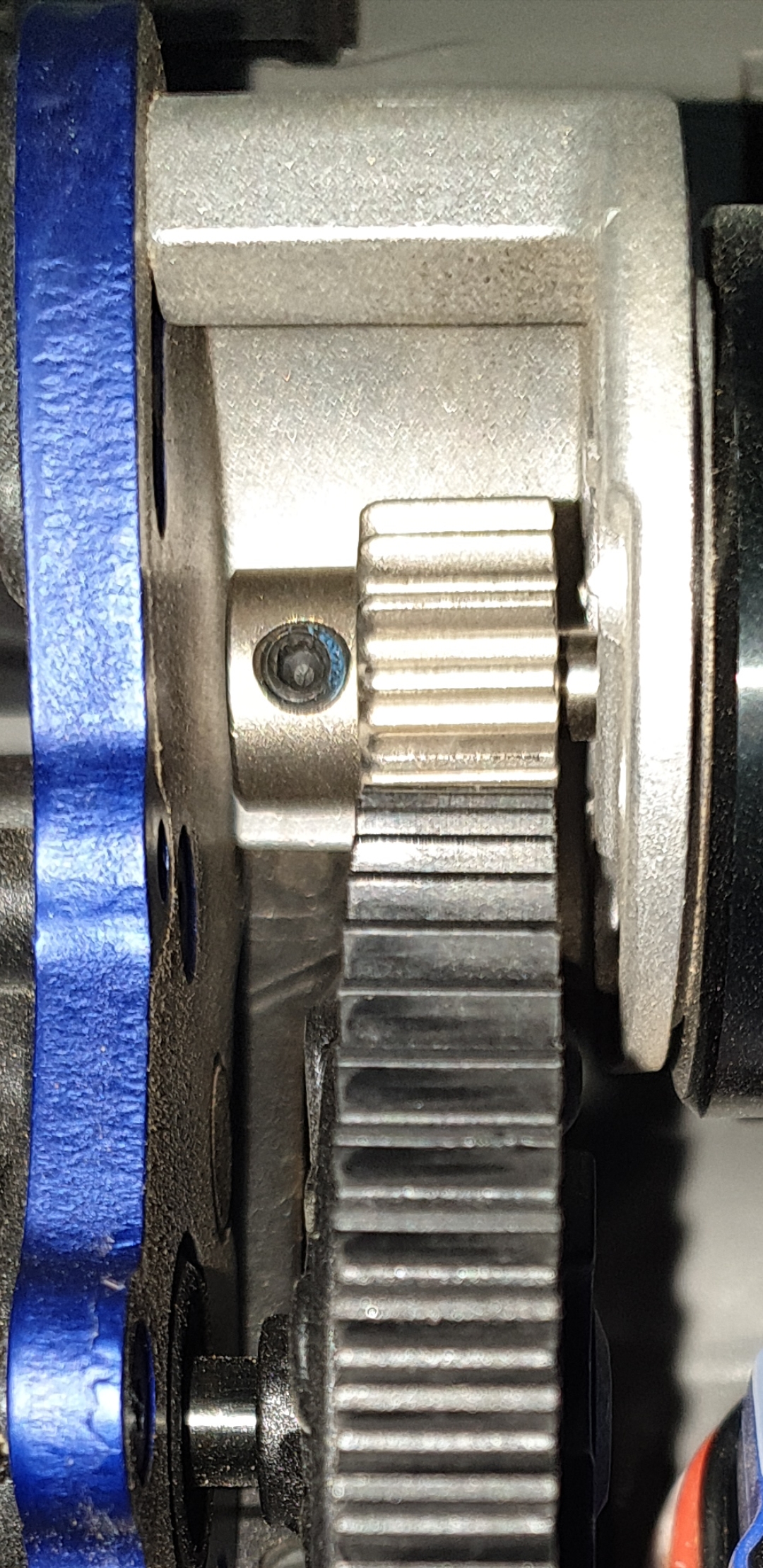 Is the pinion gear horizontally aligned with the spur? I think the