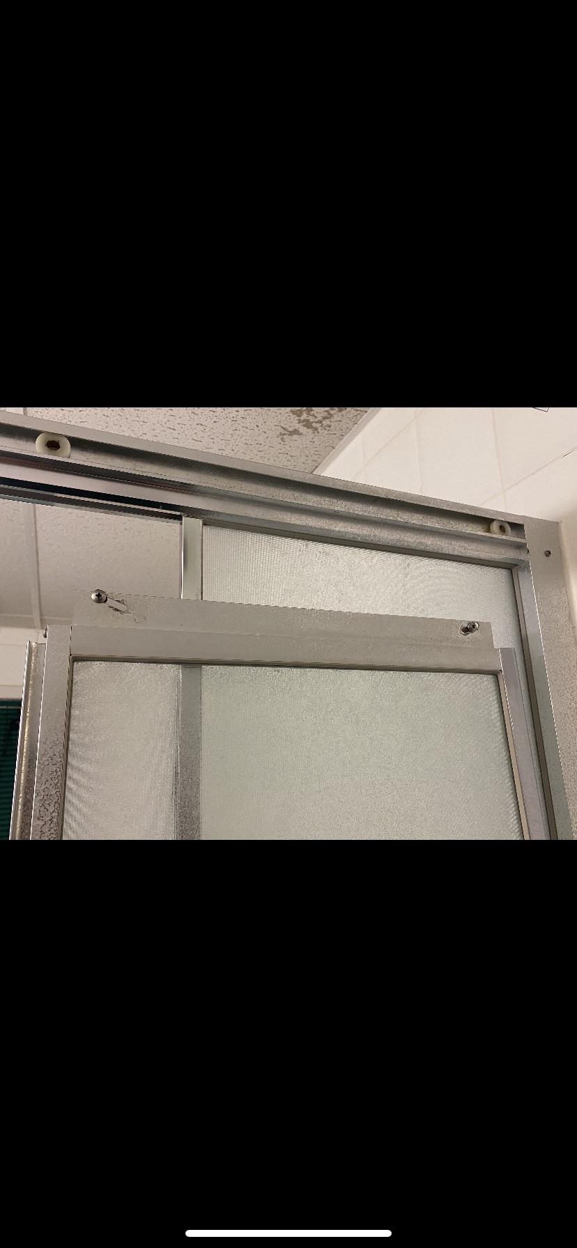 help please my shower door fell off, is it possible to reattach or do I