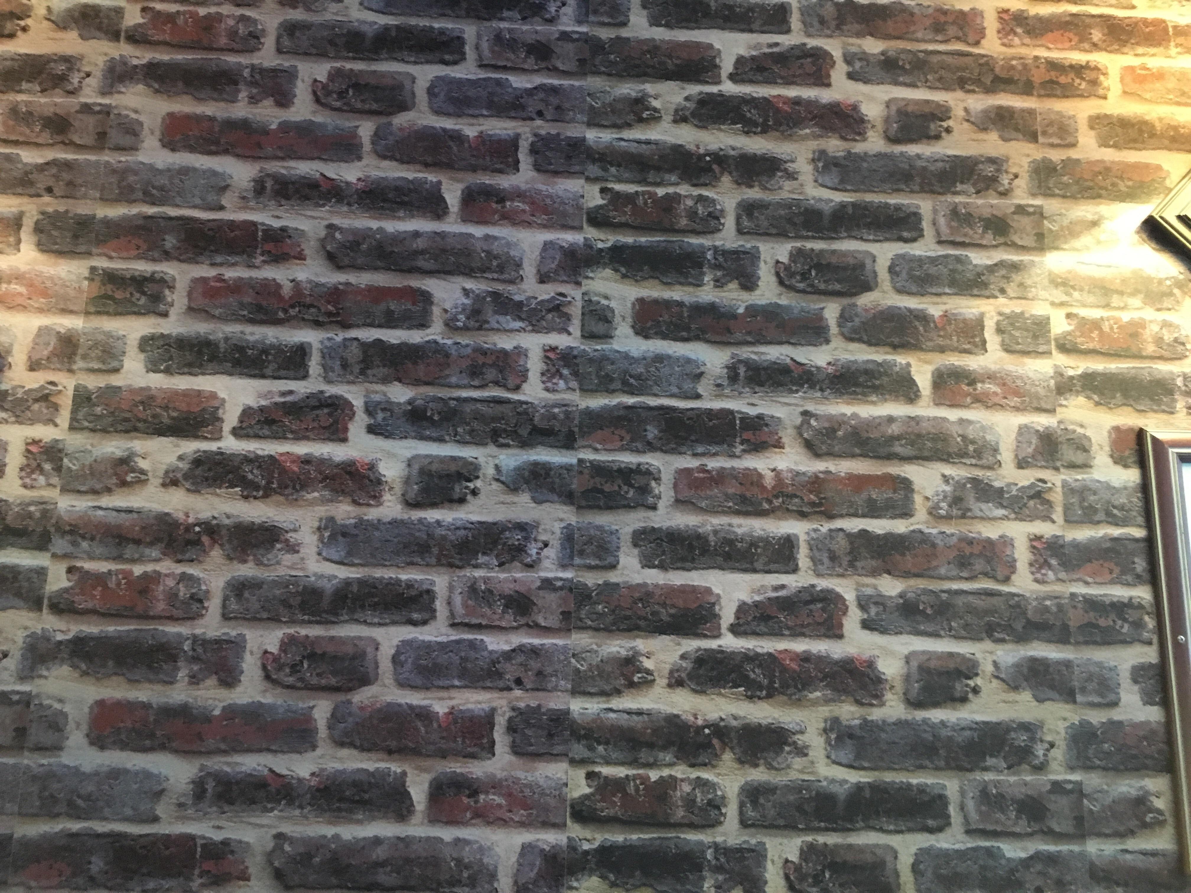 When the wallpaper doesn't line up r/mildlyinfuriating