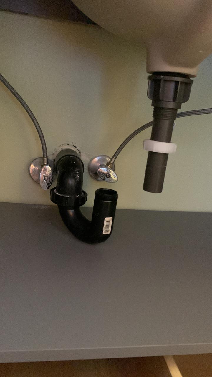 What piece fixes this? New bathroom sink is center aligned… r/Plumbing