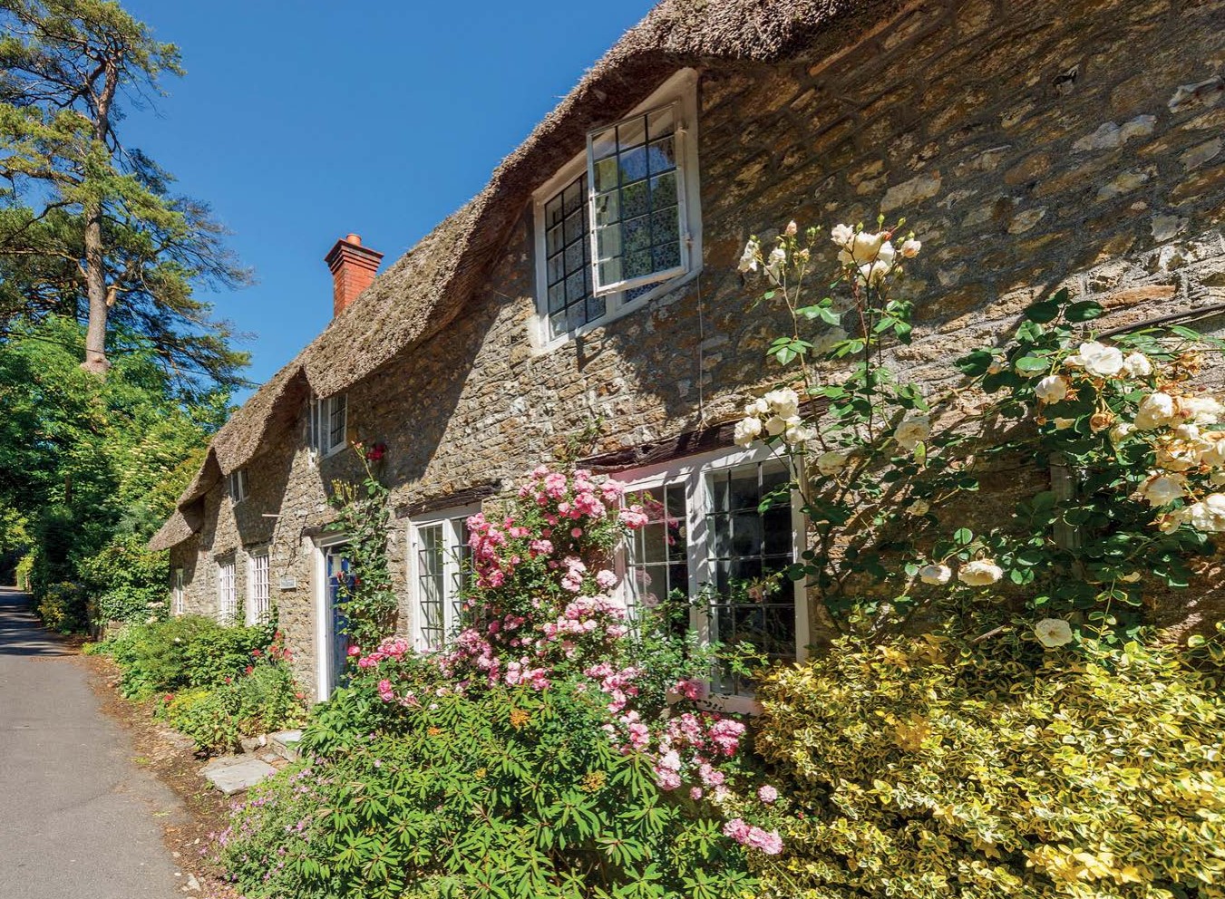 Thatched stone cottage in Evershot, Dorset. r/britpics