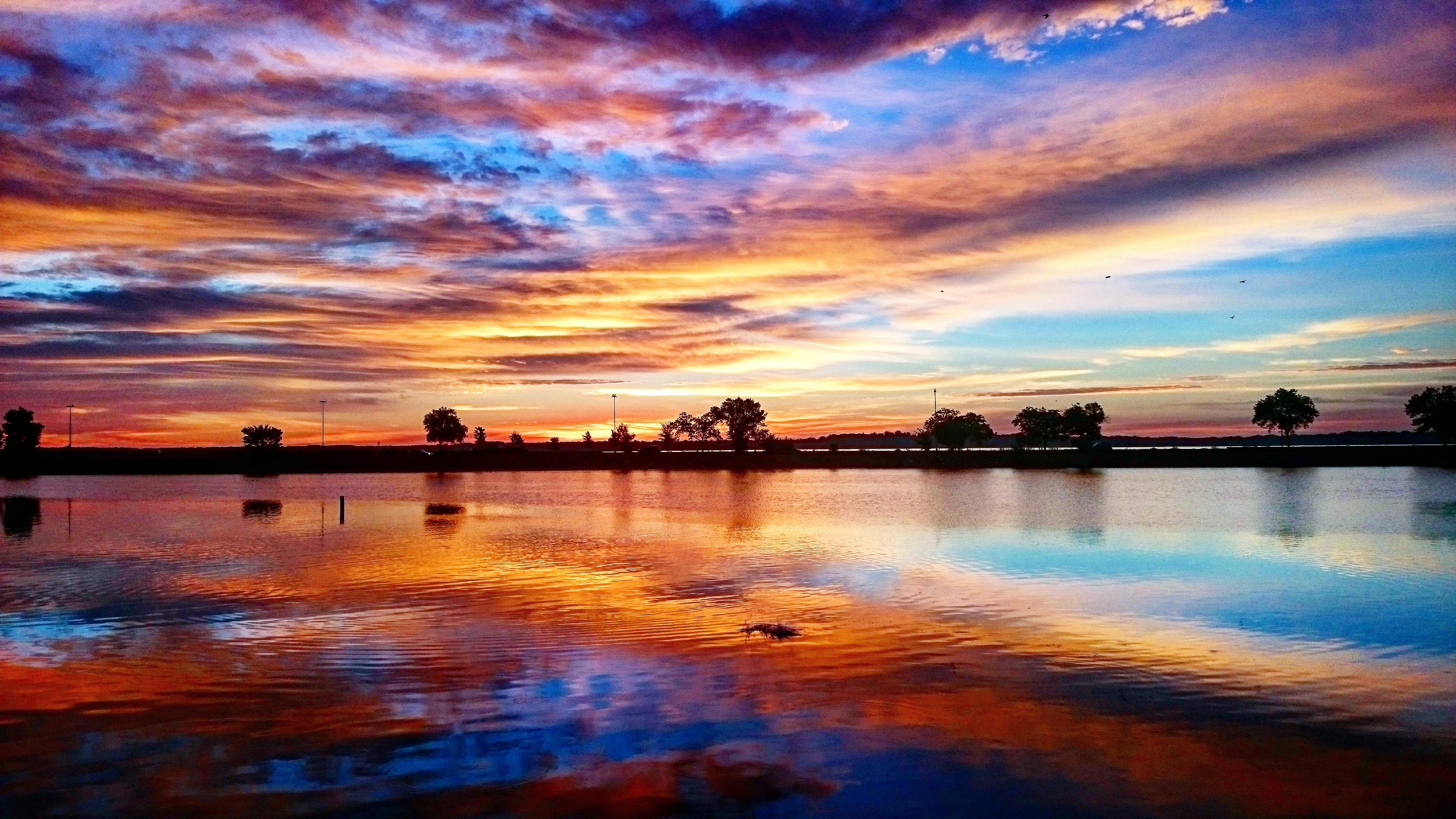Lake Monona Sunrise, Madison, WI [OC][3840X2160] r/SkyPorn