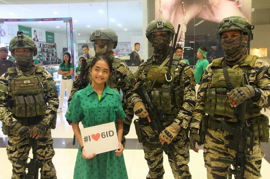 Philippine Army Special Forces Regiment during a mall expo [1080x717
