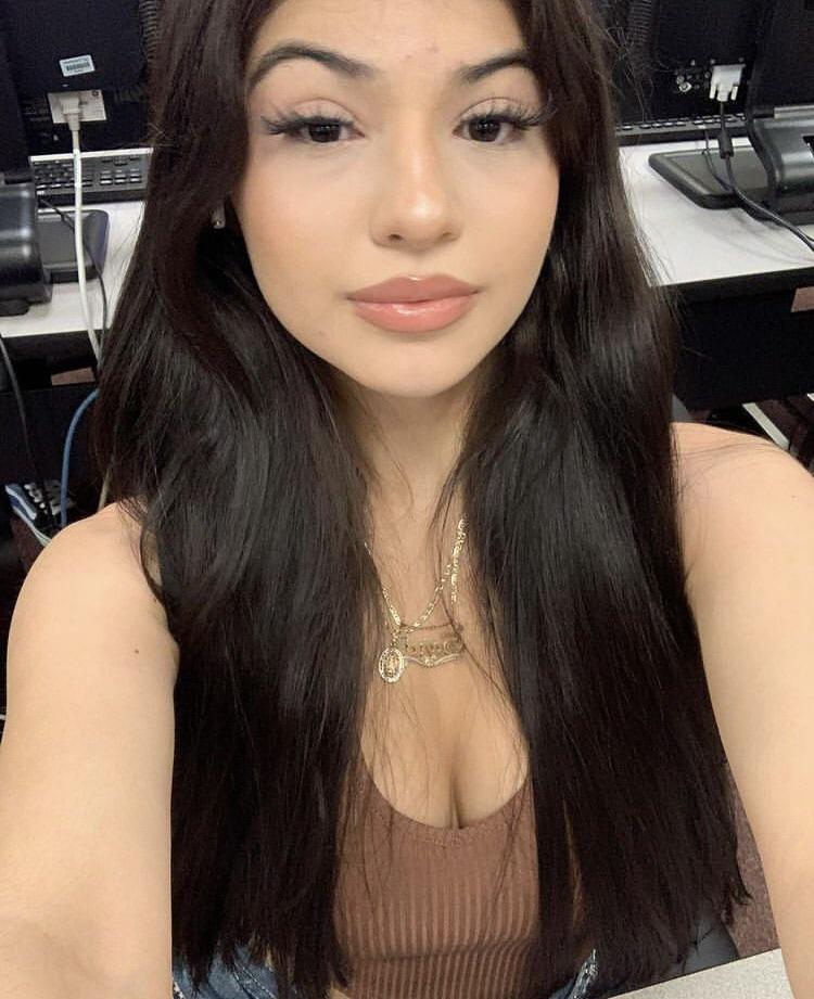 18 year old Latina : cleavage2