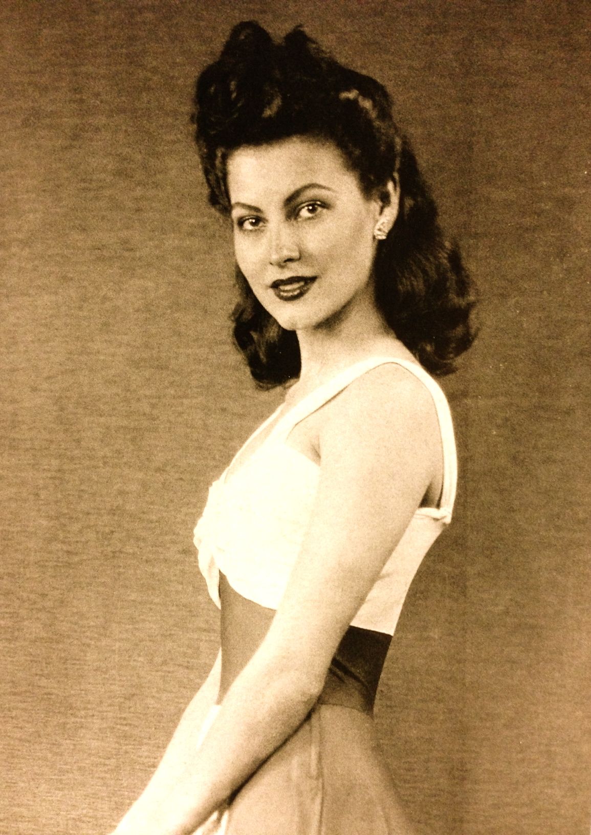 A Young Ava Gardner, 1940s r/OldSchoolCool