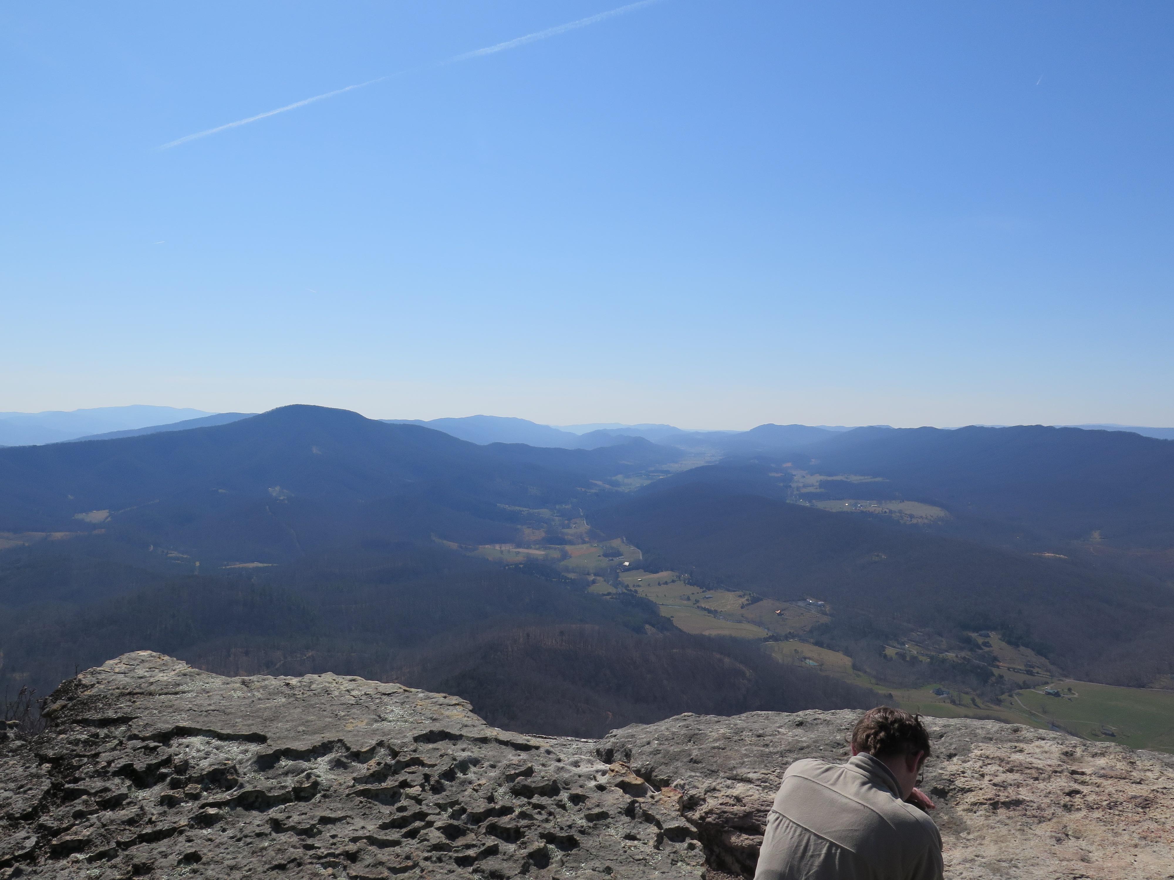 Catawba Valley as seen from Tinker Cliffs r/VIRGINIA_HIKING