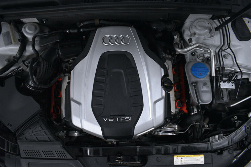 Wierd 3.0 TFSI engine bay/engine cover - any info is wellcome : r/Audi