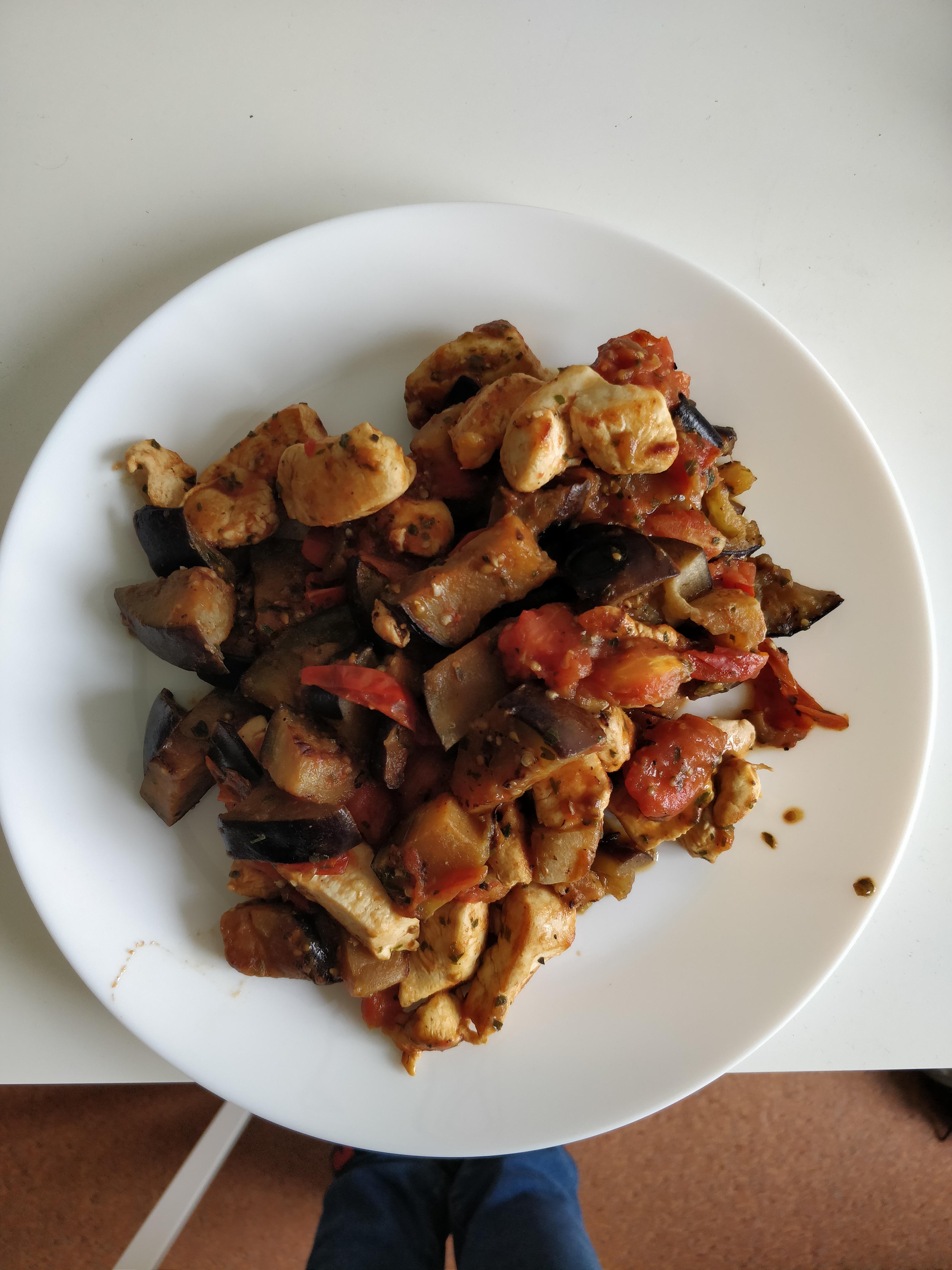 Stirfried chicken, eggplant and cherry tomatoes! 335 cal r/1500isplenty
