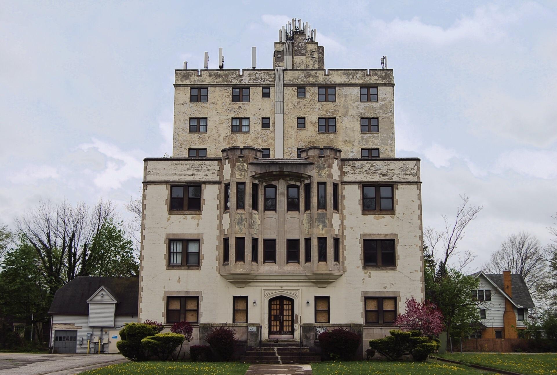 Parkway Towers in Youngstown’s Wick Park neighborhood [OC] r/youngstown