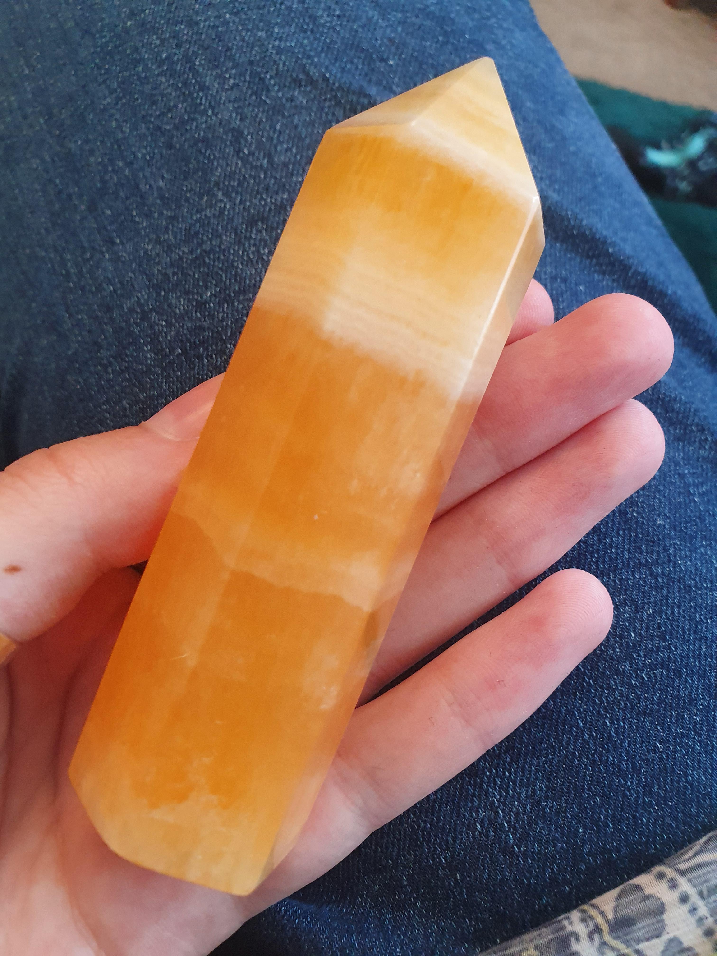 Yellow calcite 💛 this crystal is so cheerful r/Crystals