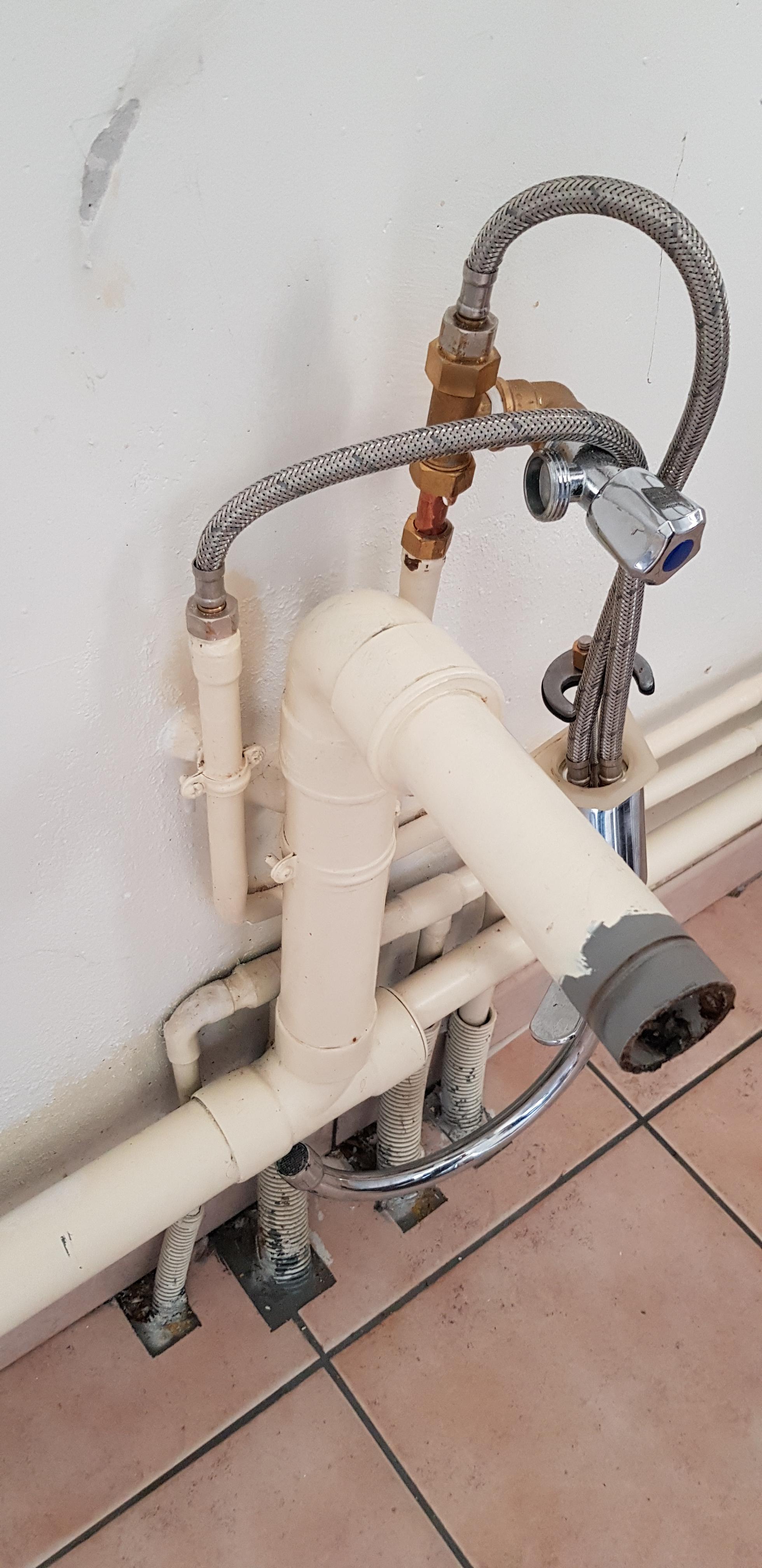 Are these plastic pipes glued, havent seen this in homes in England