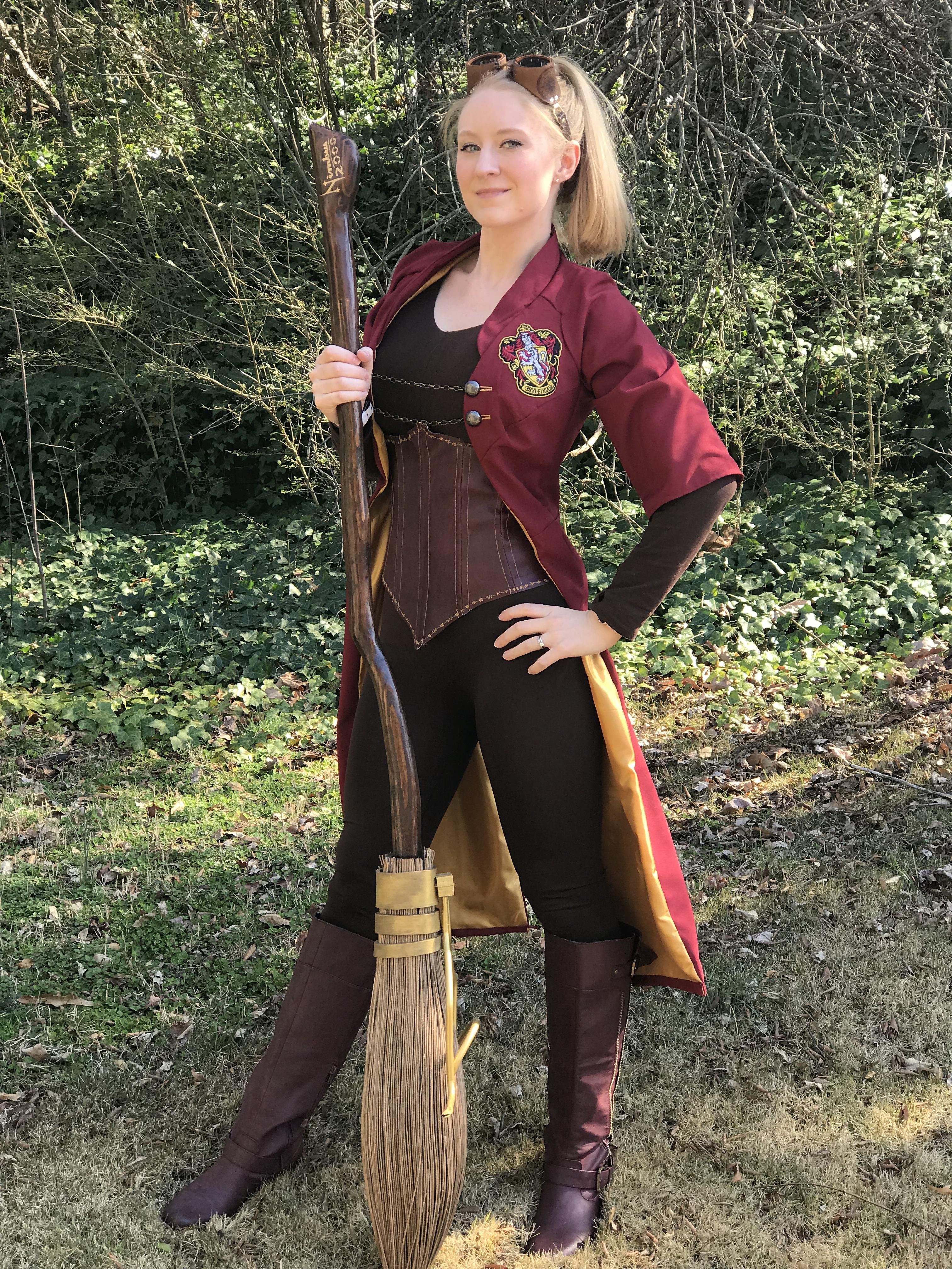 Gryffindor Quidditch Player LeesyMaeCosplay r/cosplaygirls