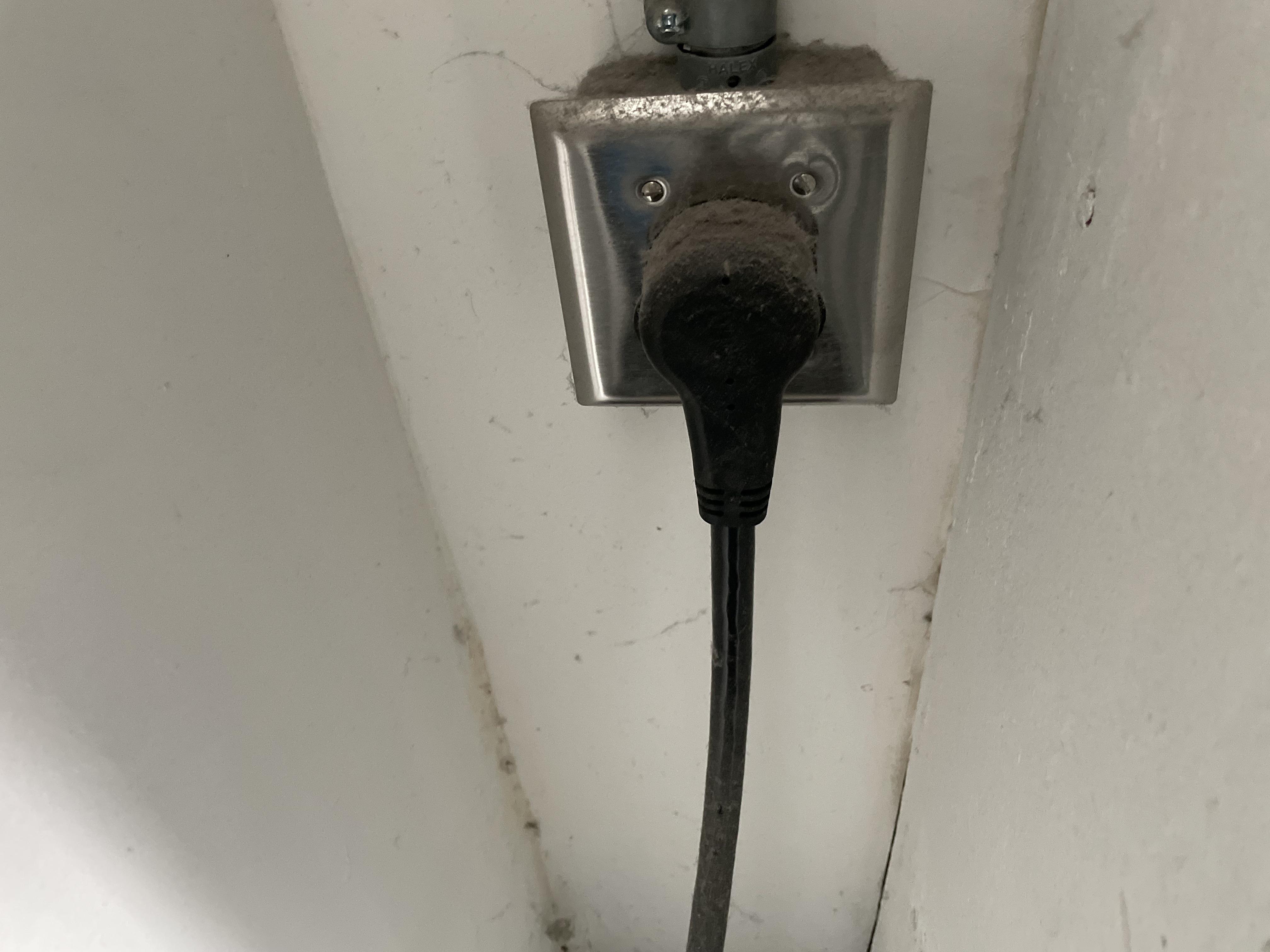 Can I plug a air conditioner into this outlet? : r/electrical