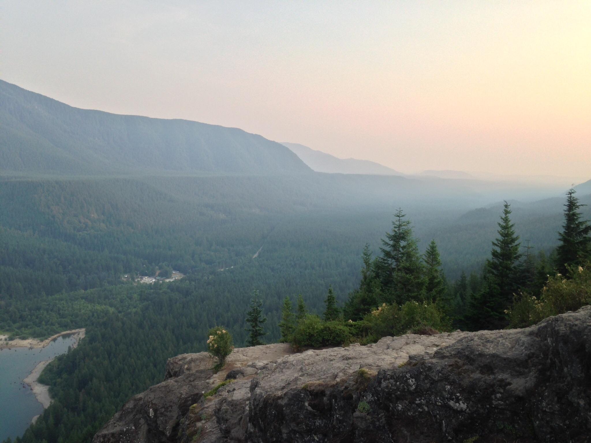 Rattlesnake Ledge (North Bend, WA) during the 2015 wildfires [OC] [3264x2448] r/EarthPorn
