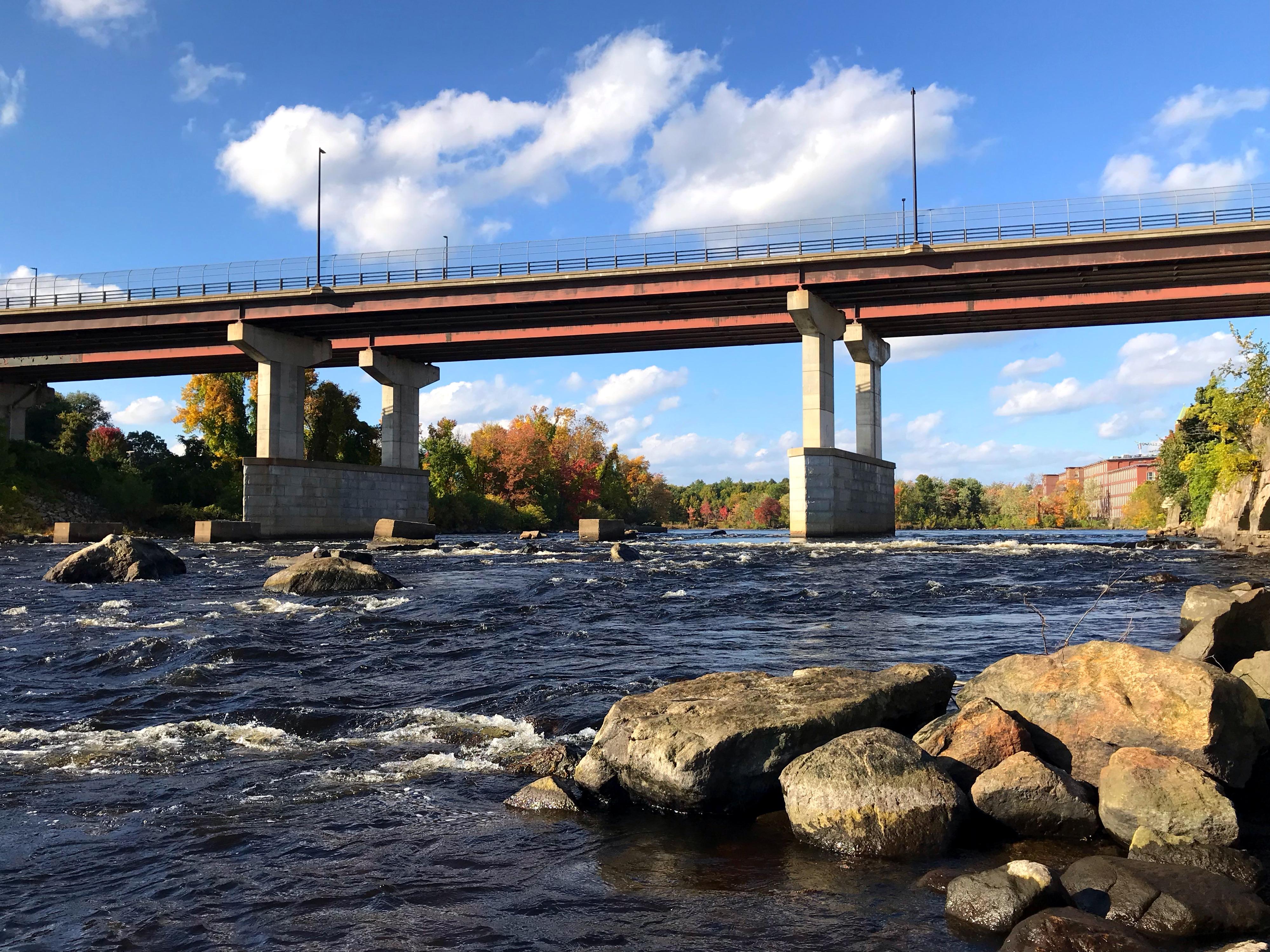 Bridge St Bridge, Manchester this autumn. r/newhampshire
