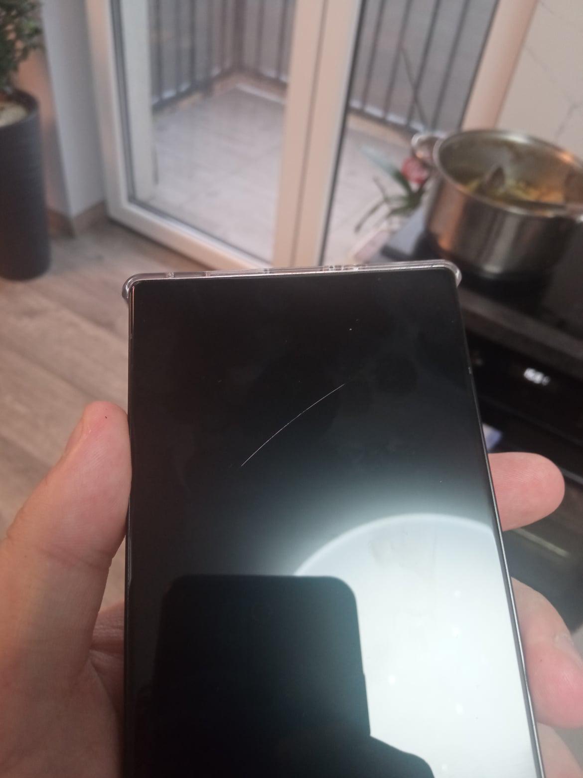 DON'T USE PHONE WITHOUT SCREEN PROTECTOR r/RedMagic