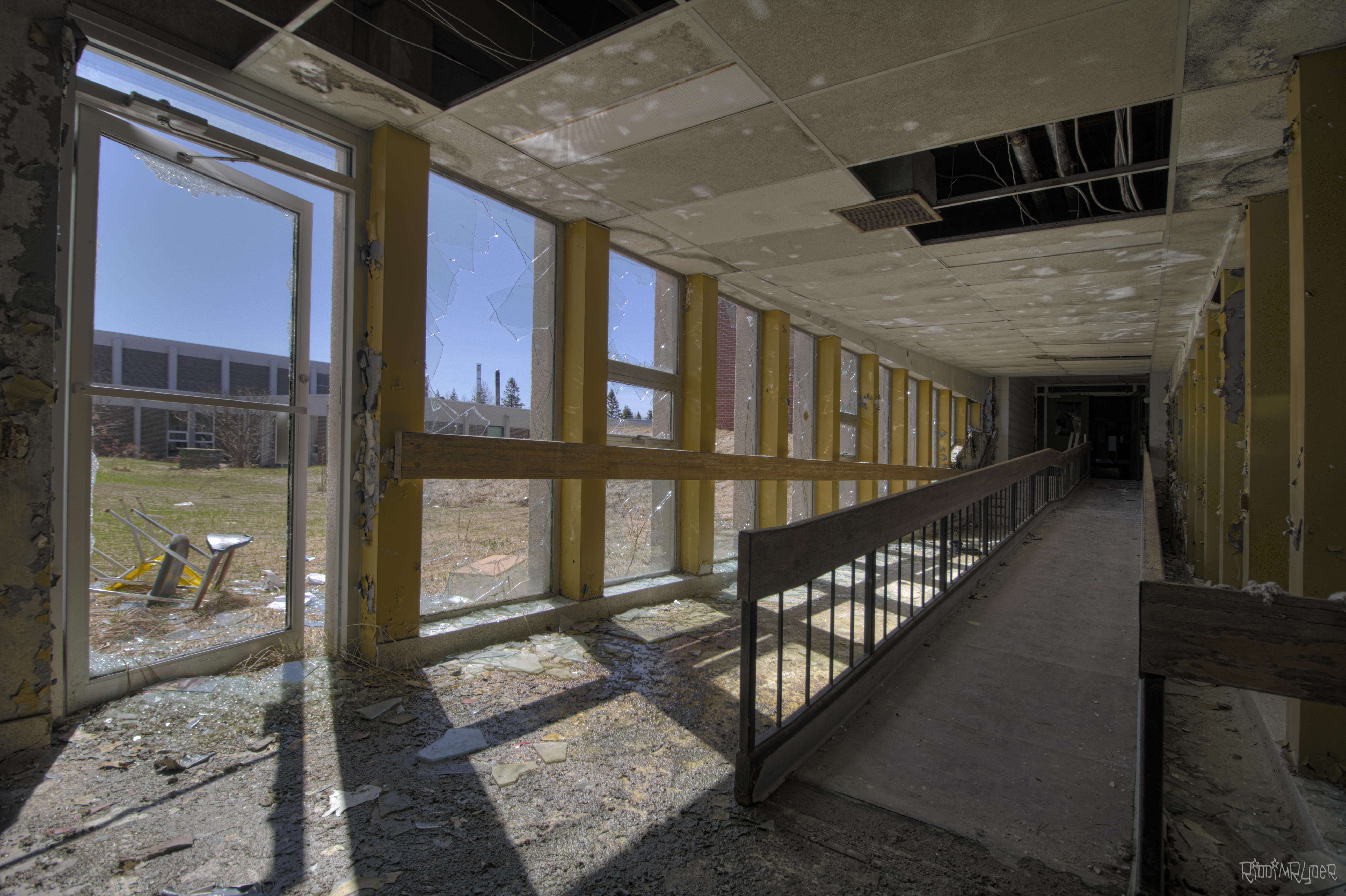 Corridor of a Massive Abandoned High School [5199 x 3461] r/AbandonedPorn