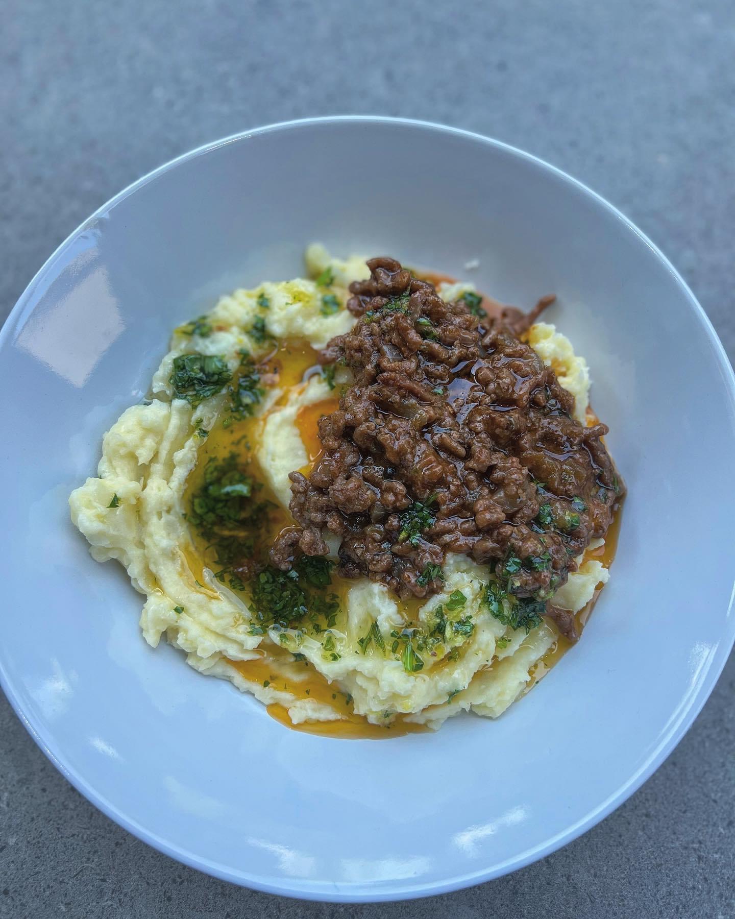 Mince and mash is one of my favourite quick meals...reminds me of my Grandmother 👵 FoodPorn