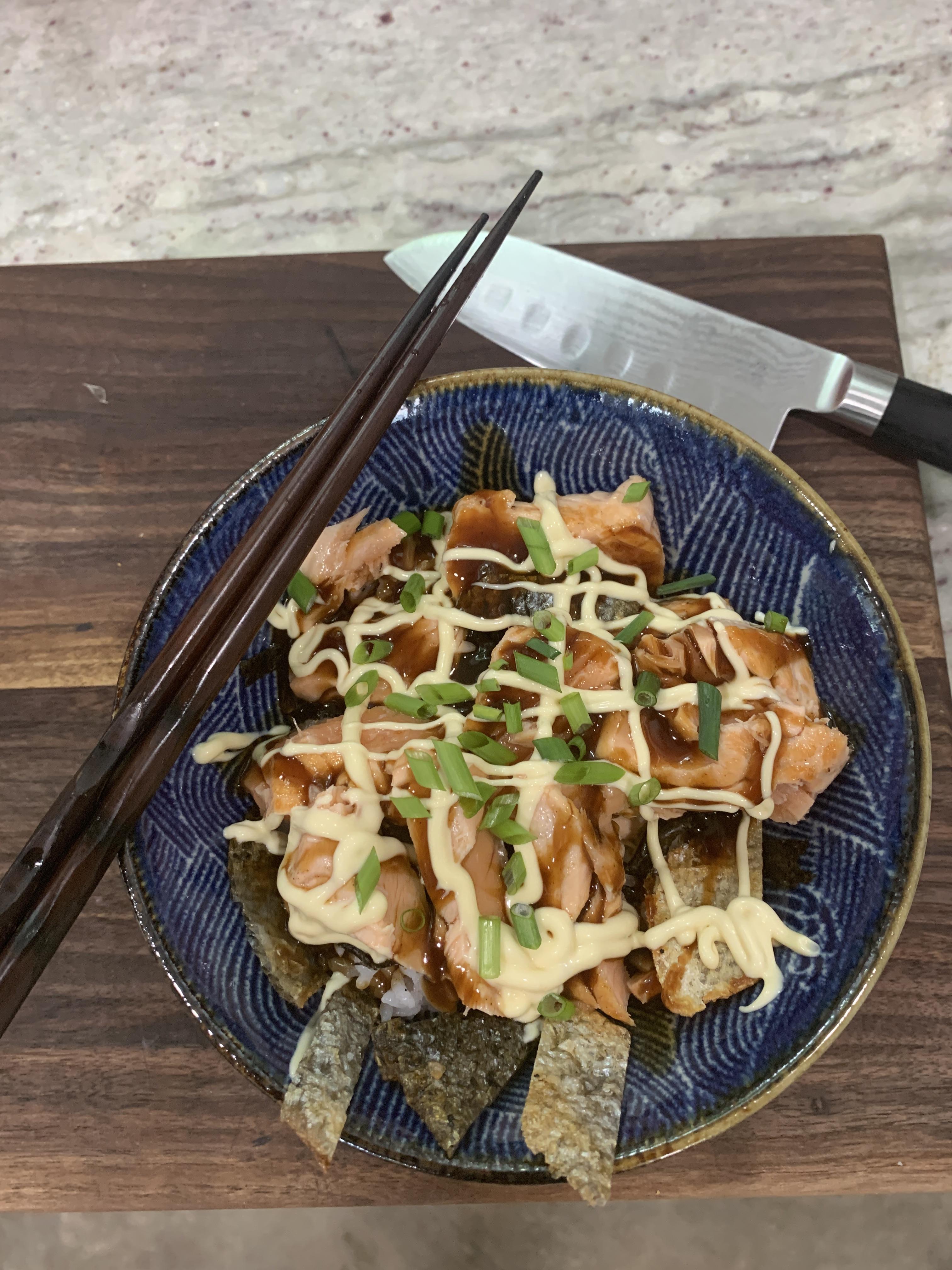 [I Made] Salmon donburi rice bowl topped with green onion, kewpie mayo