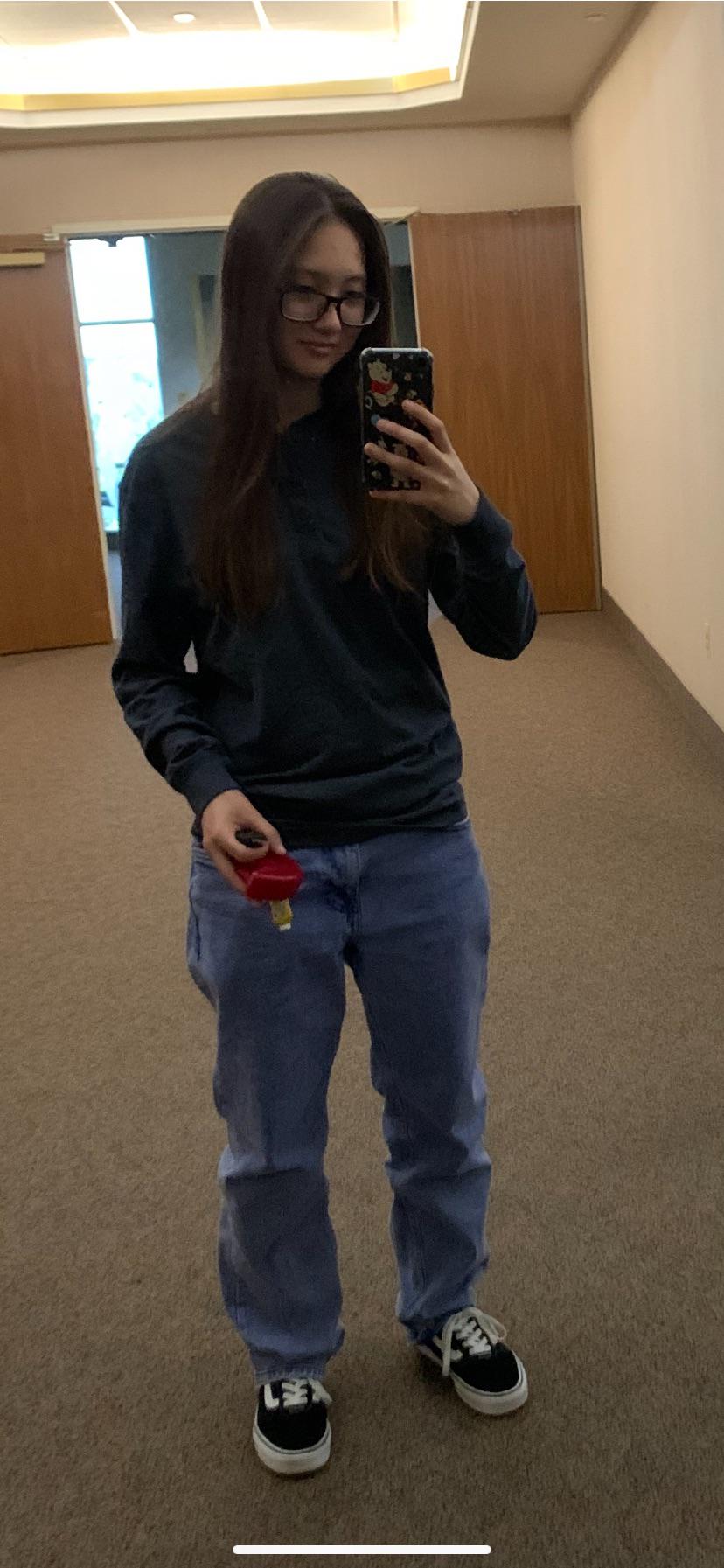 Do these jeans fit right? They’re mens jeans and I am wearing a belt