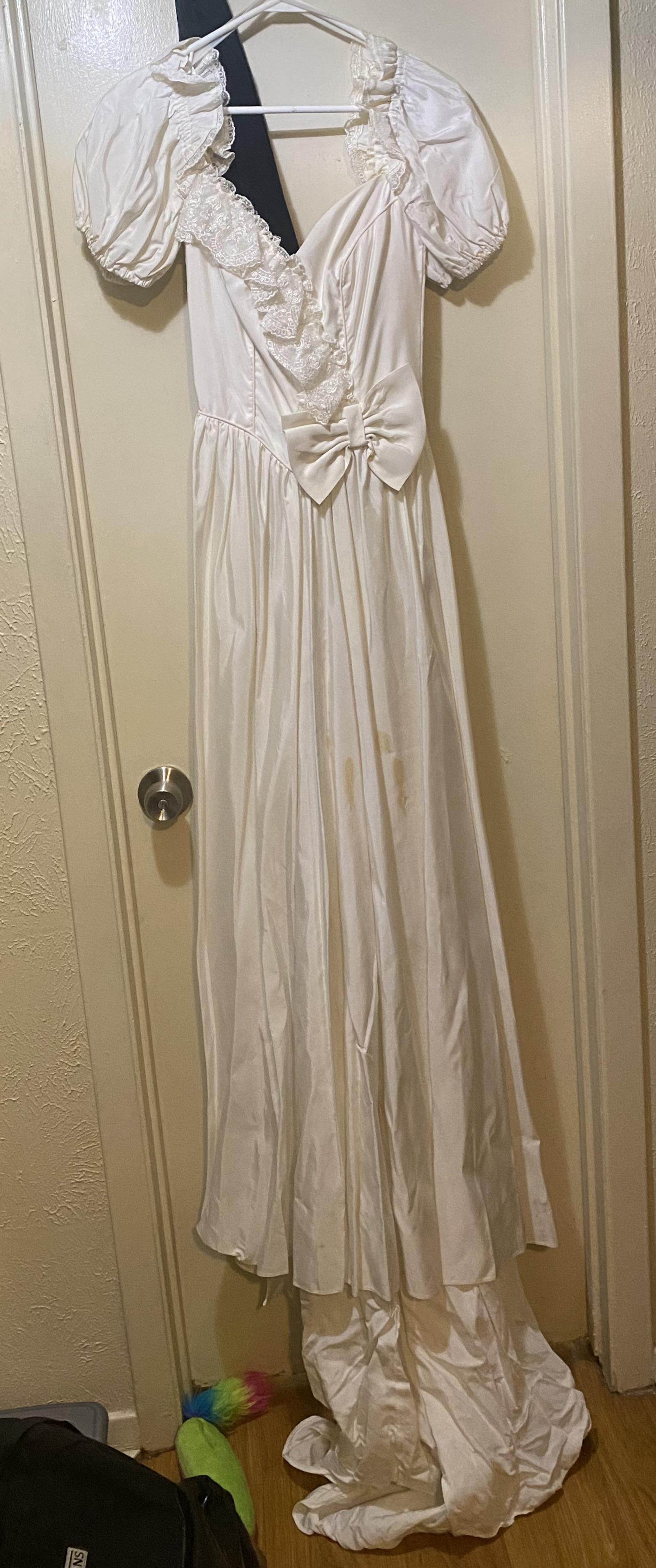 Wanting to customize my mother's old wedding dress from the 90s, she