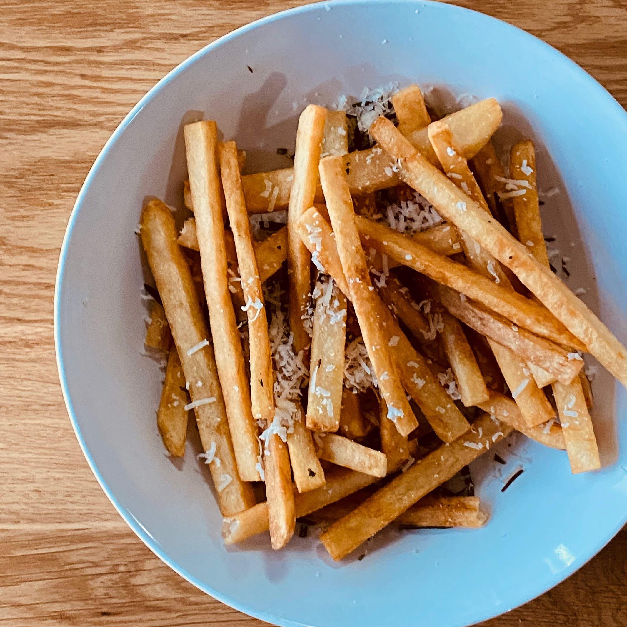 [Homemade] Rosemary & Parmesan french fries r/food
