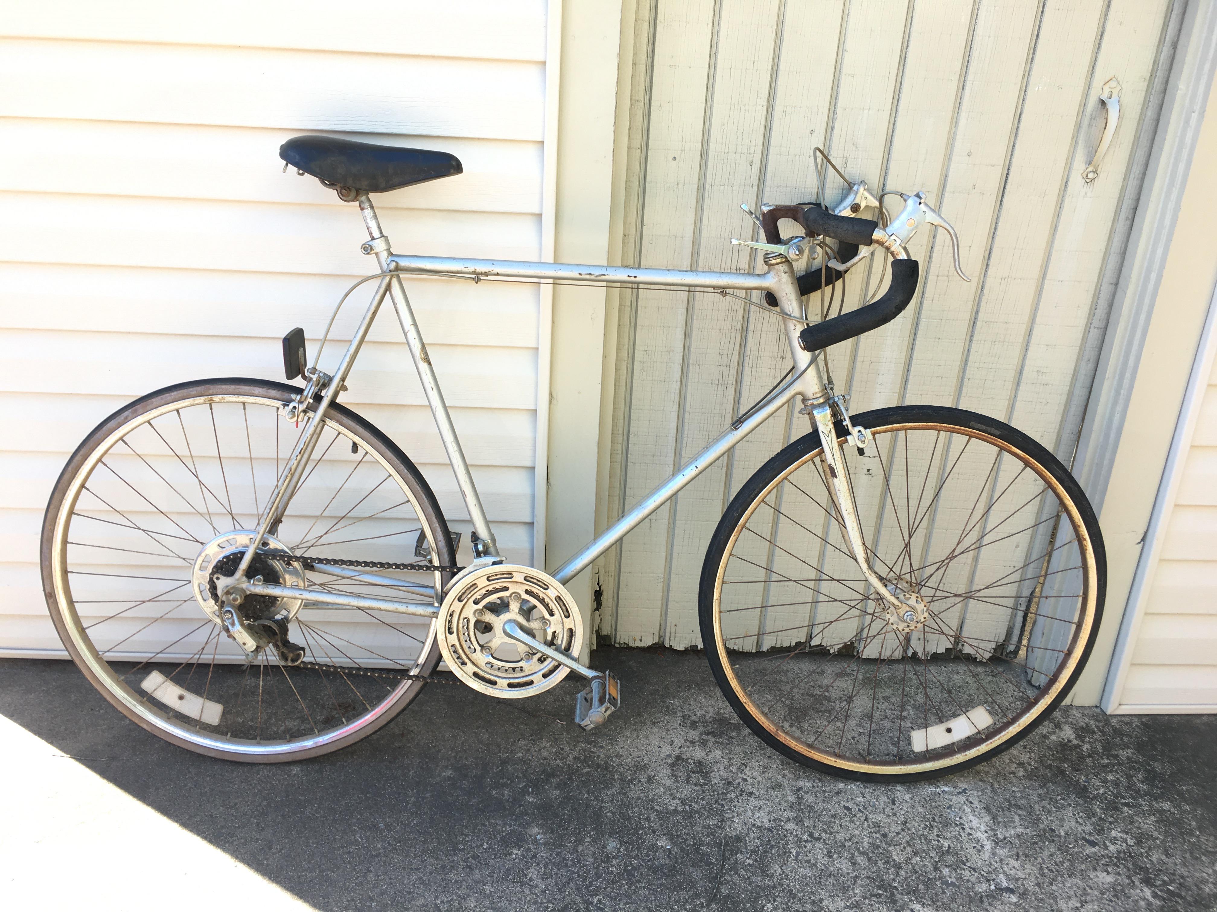 I picked up this 1977 Schwinn Varsity a couple months ago. Currently restoring it back to
