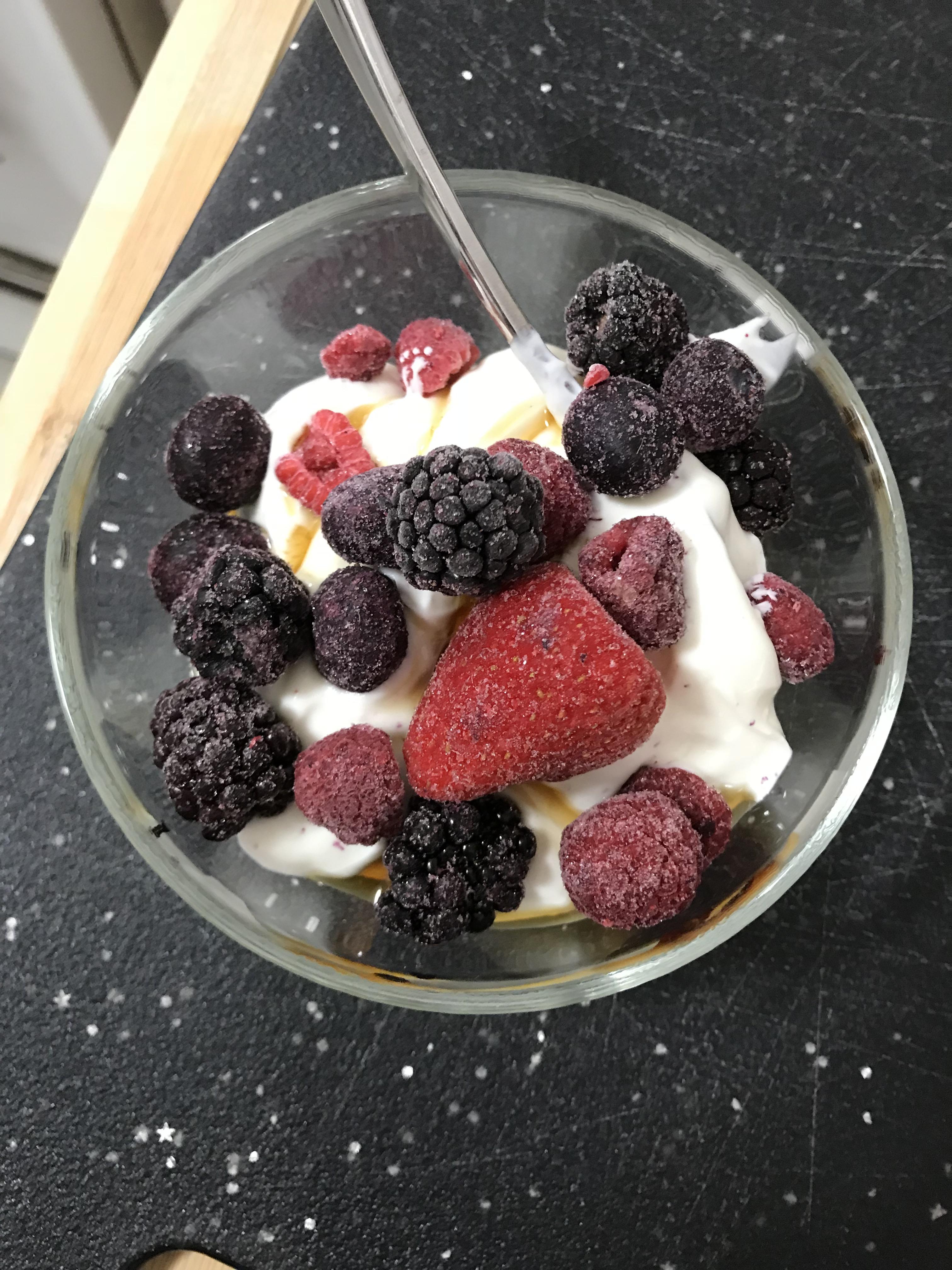 Greek Yogurt and berries (180 cal, 20g protein) r/1200isplenty
