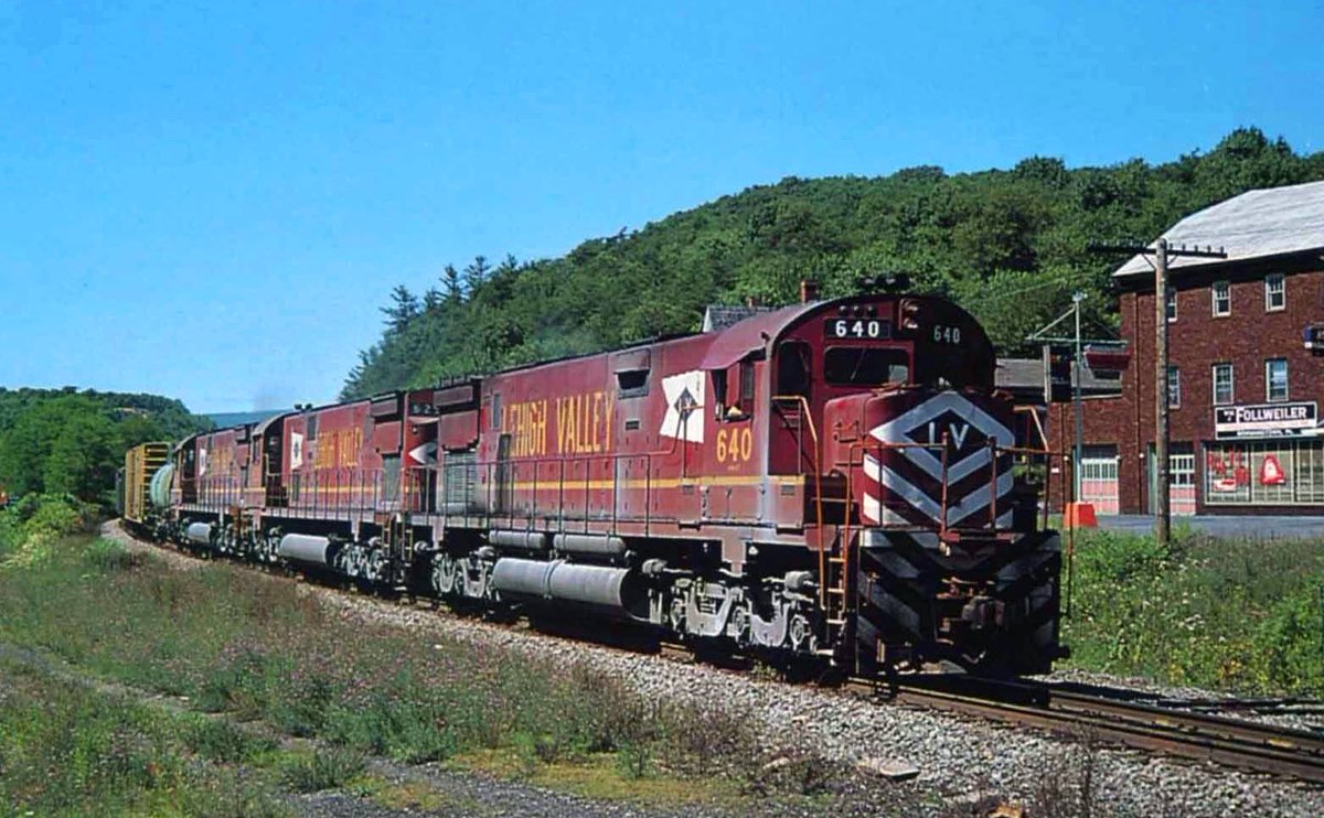 Lehigh Valley C628's rumble their way through Bowmanstown, Pennsylvania