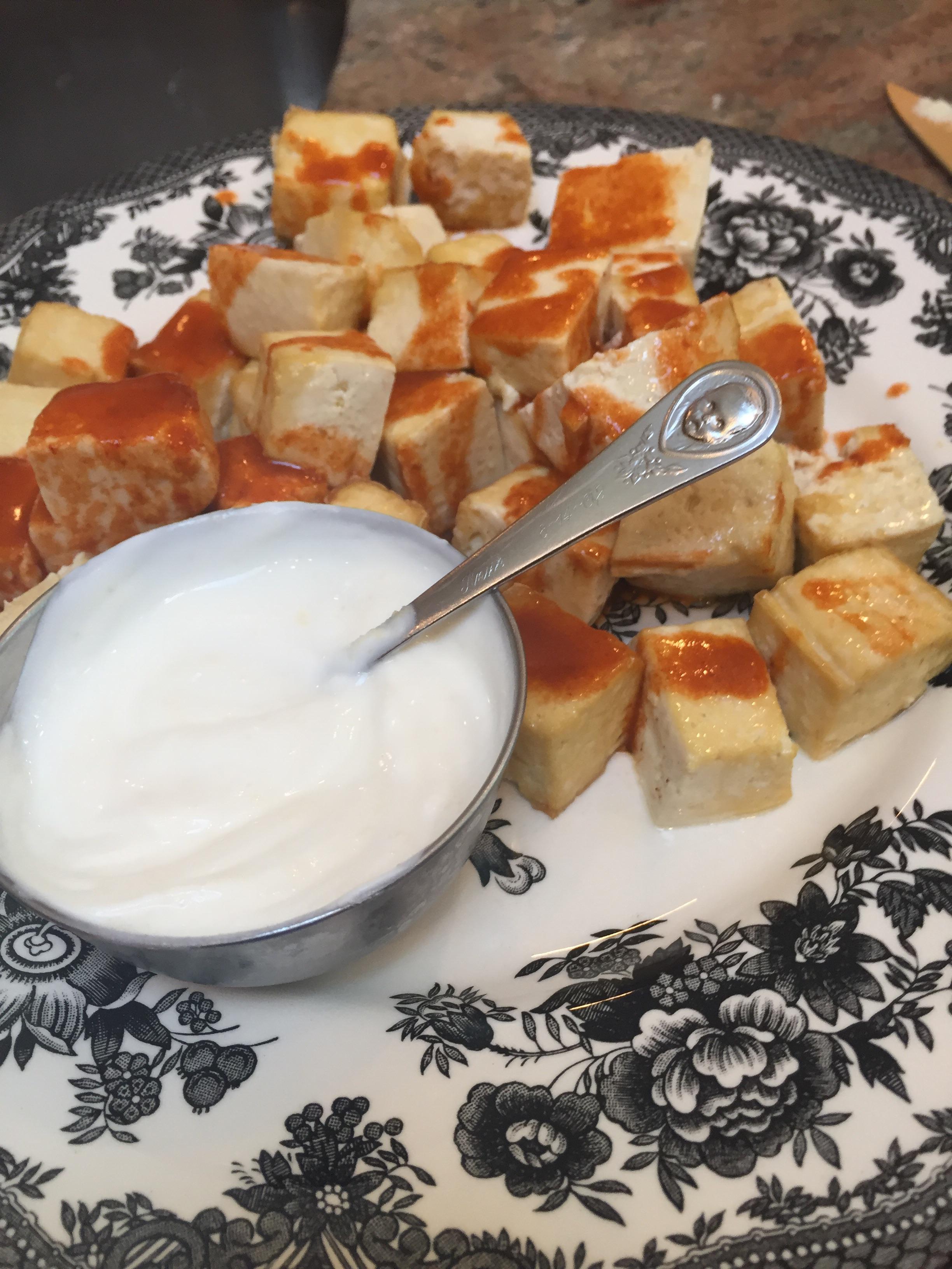 Buffalo Tofu with a Garlic Yogurt Sauce for 3 Grams of Carbs r