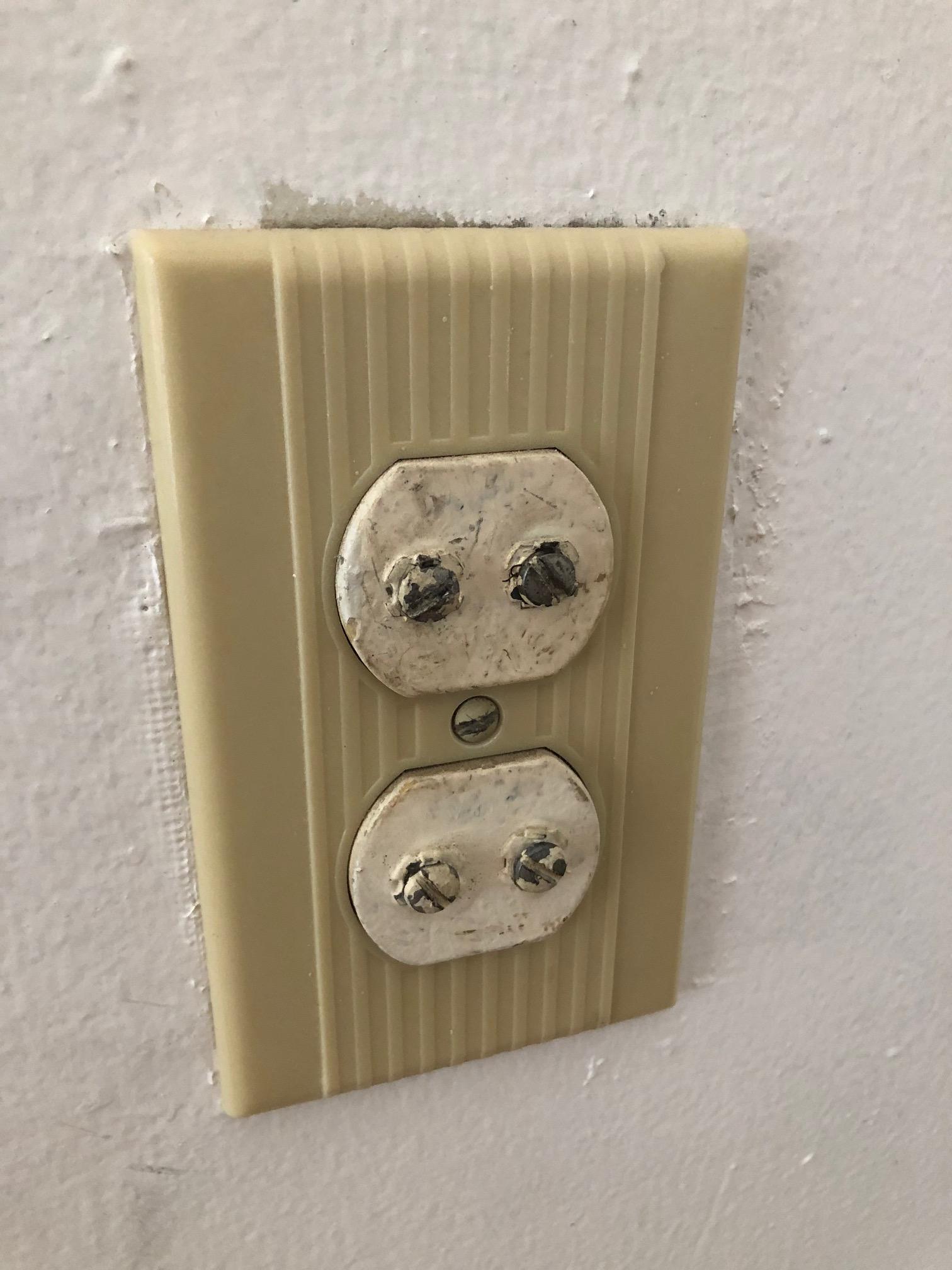 Wall Plate with Screw Terminals in Older Apartment Building (TV/radio