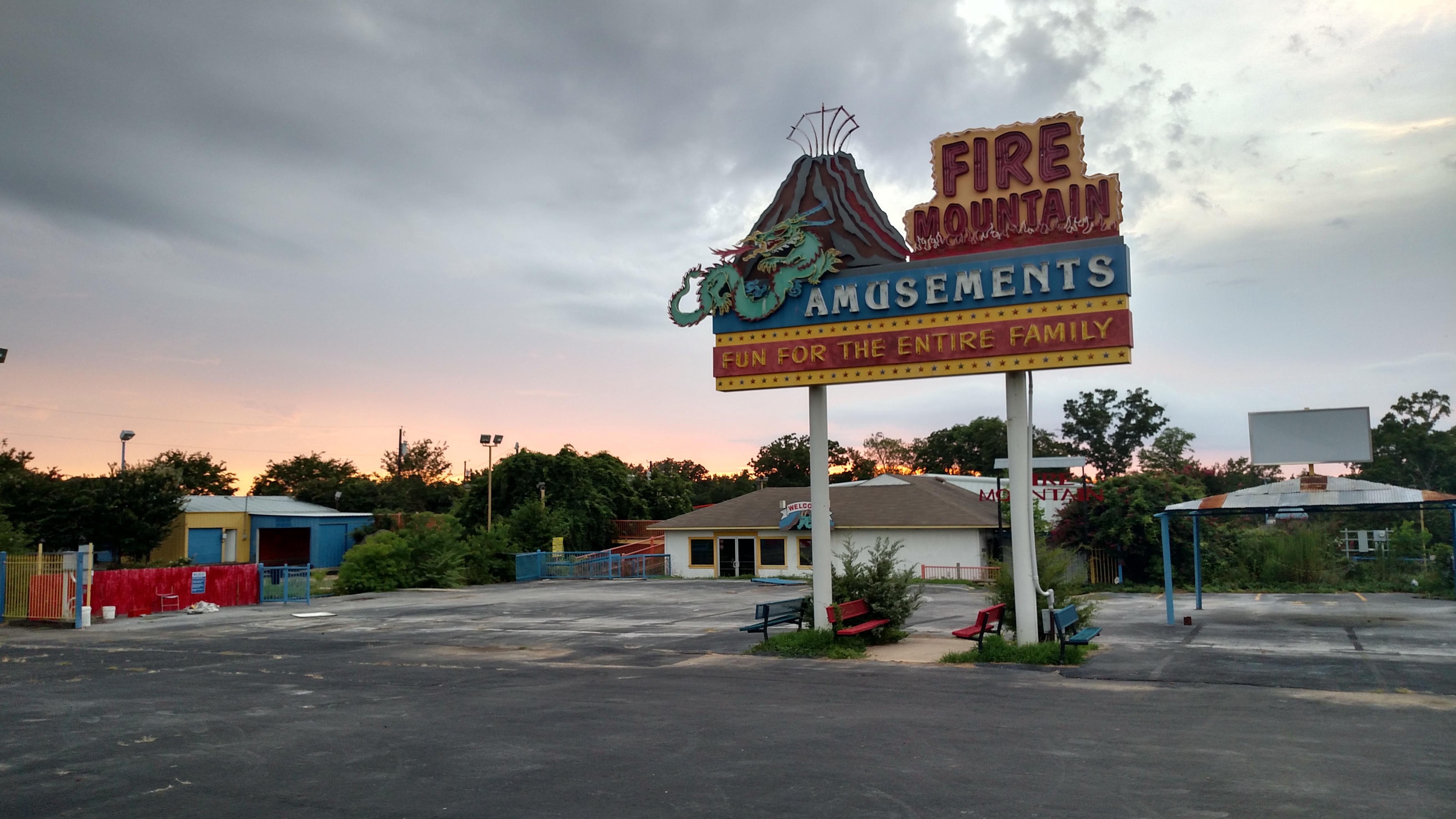 Fire Mountain water park in Tyler, TX [5248x2952] r/AbandonedPorn