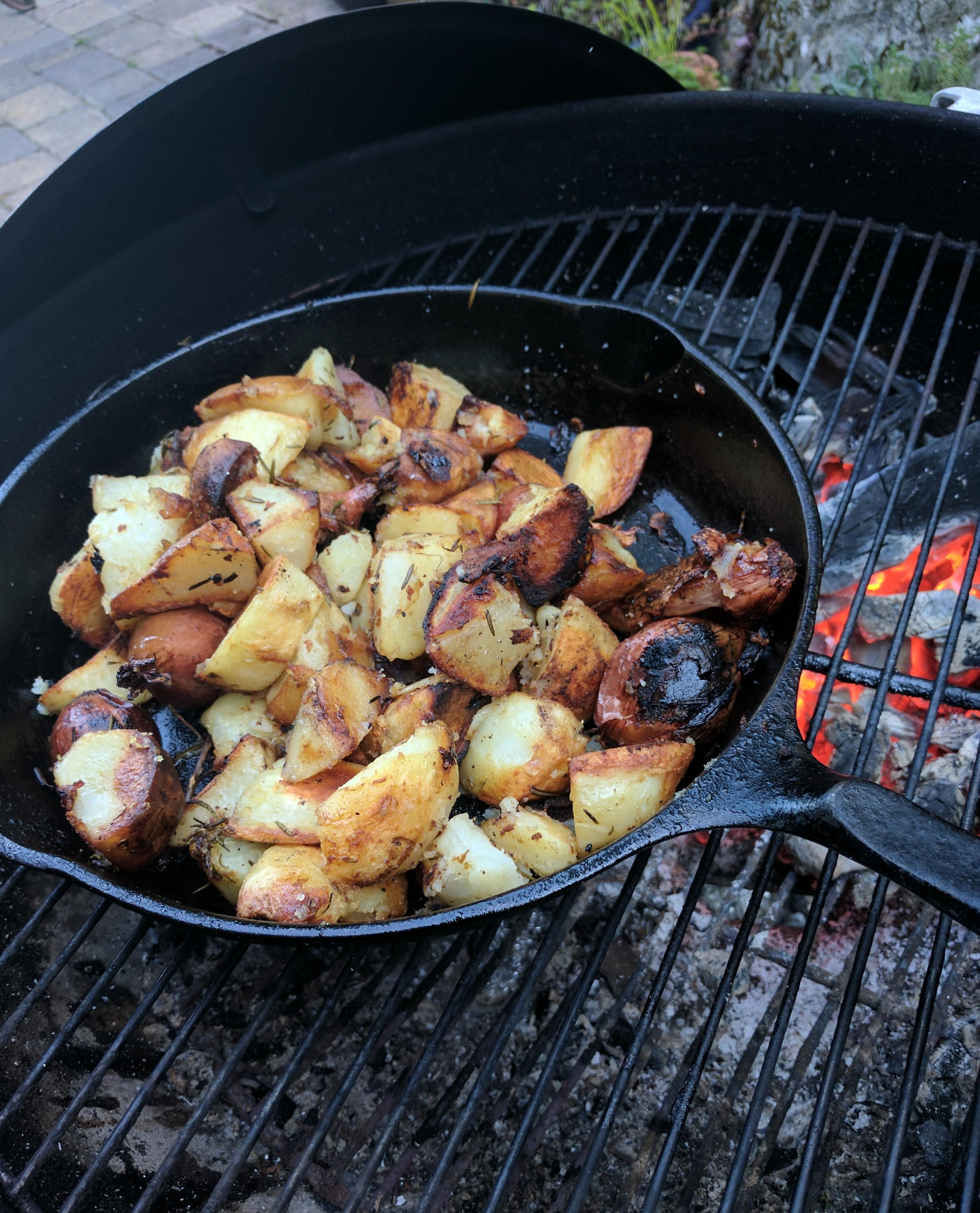 [Homemade] Skillet roast potatoes on the grill r/food