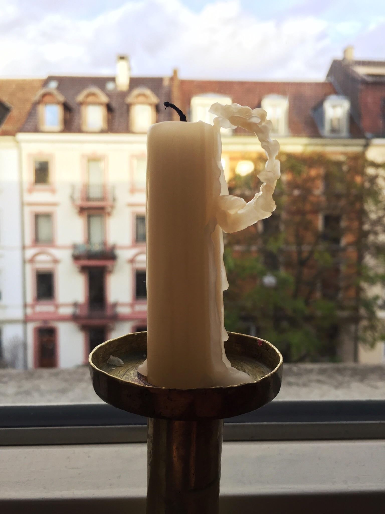 The way this candle melted r/mildlyinteresting