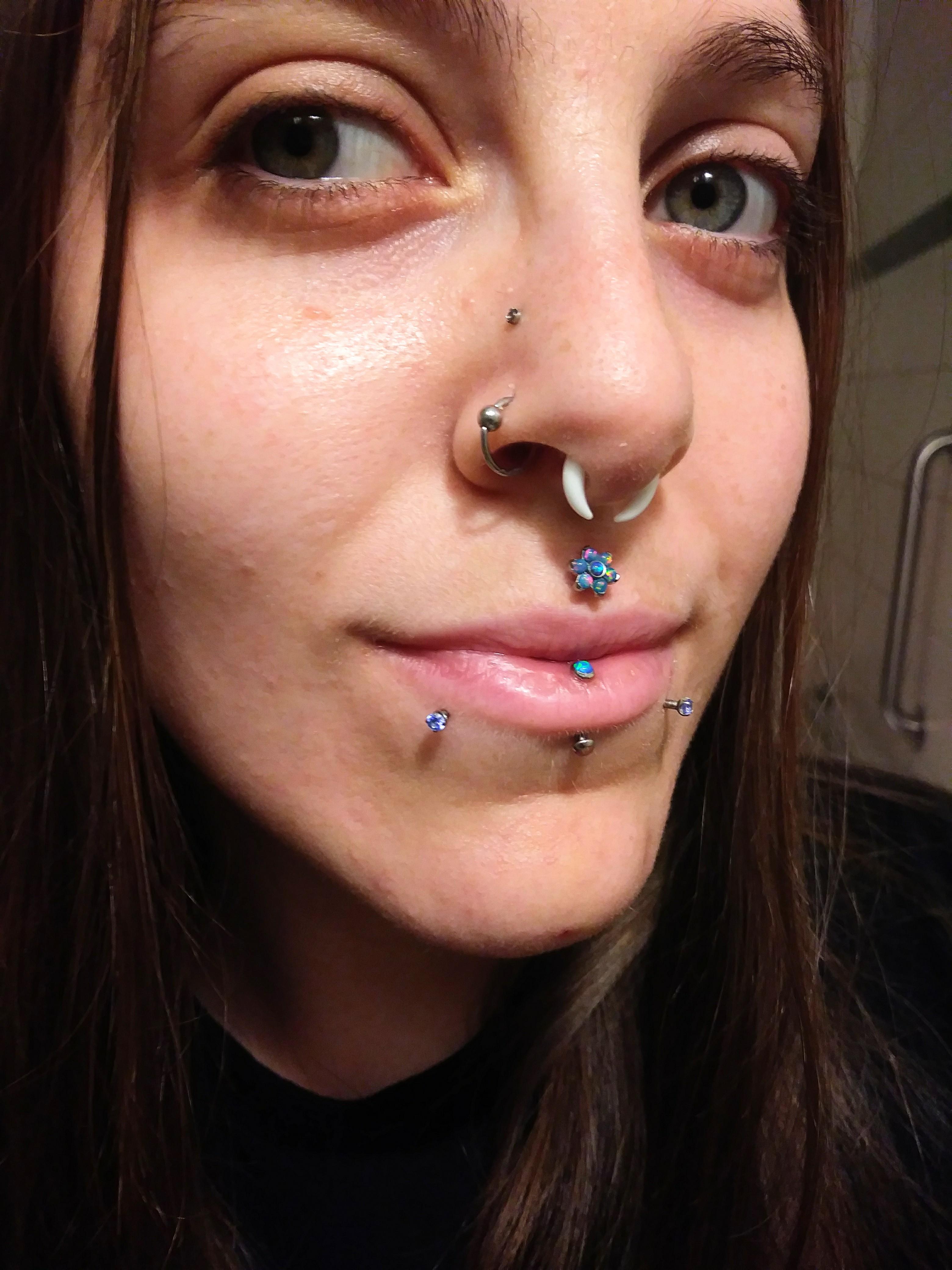 Finally put my new custom Anatometal philtrum jewelry in!! r/piercing