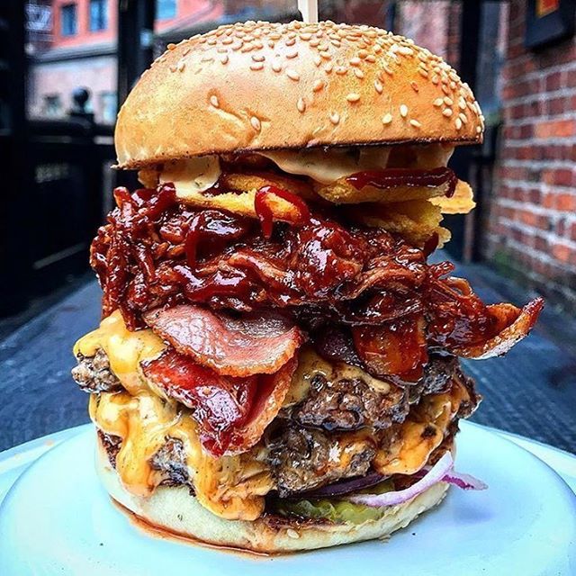 Giant Burger [640x640] r/FoodPorn